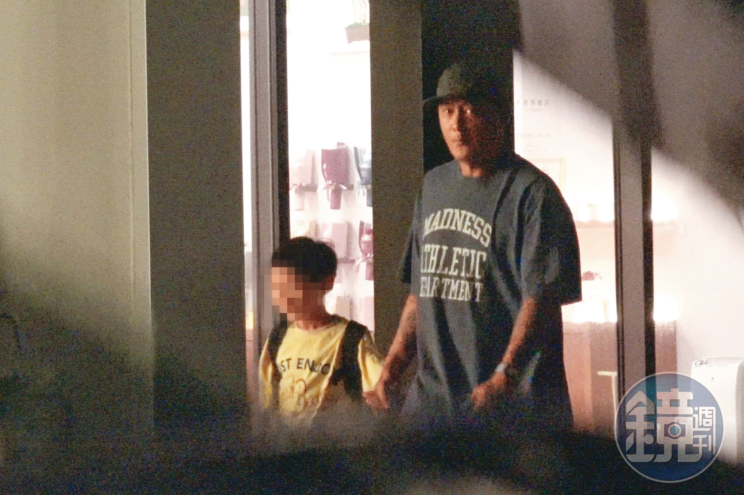 余文樂牽著8歲的兒子Cody去開車,兒子跟著爸爸,快6歲的女兒則被媽媽牽走。