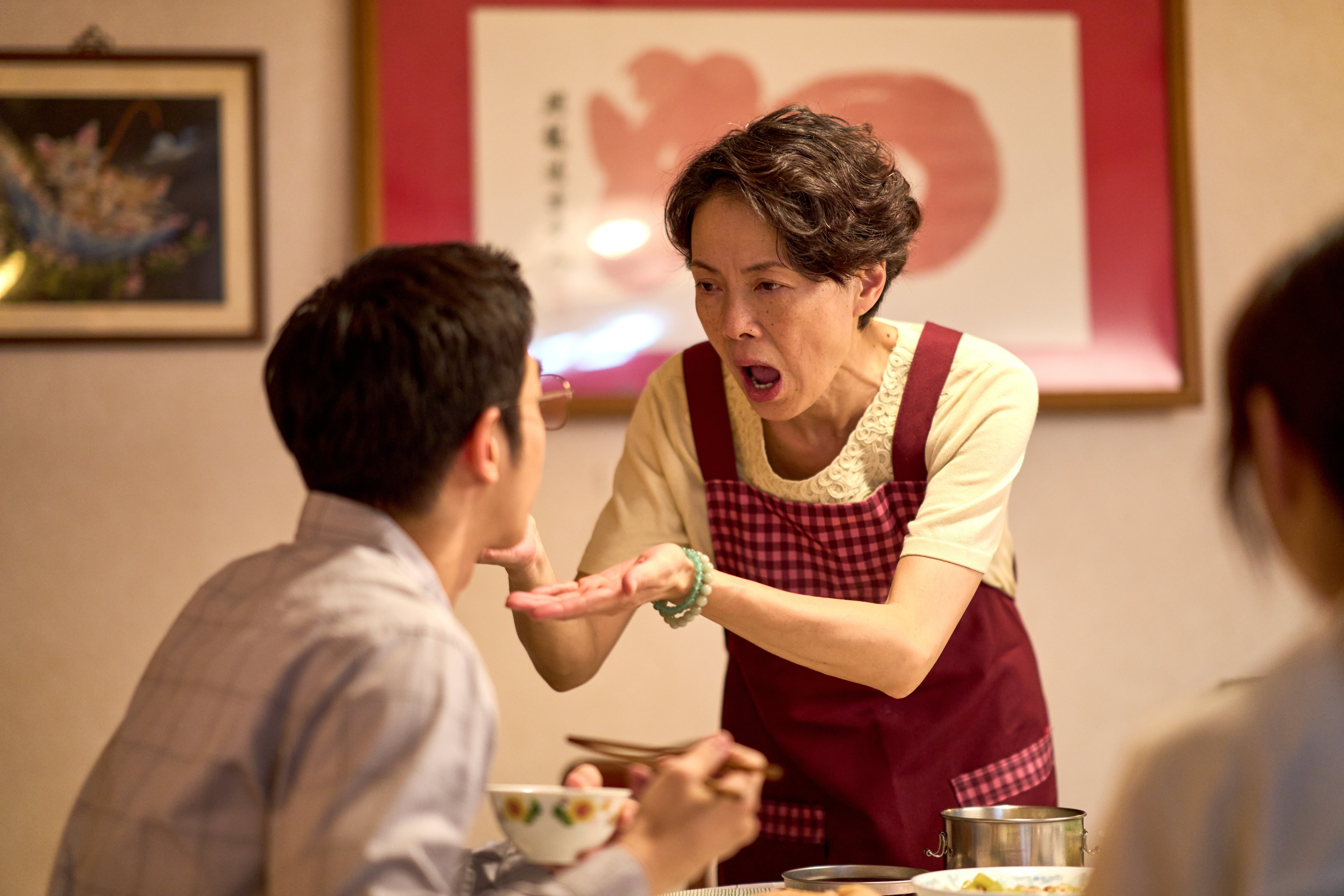 劉以豪飾媽寶老公「上演母子餵食秀」。(Netflix提供)