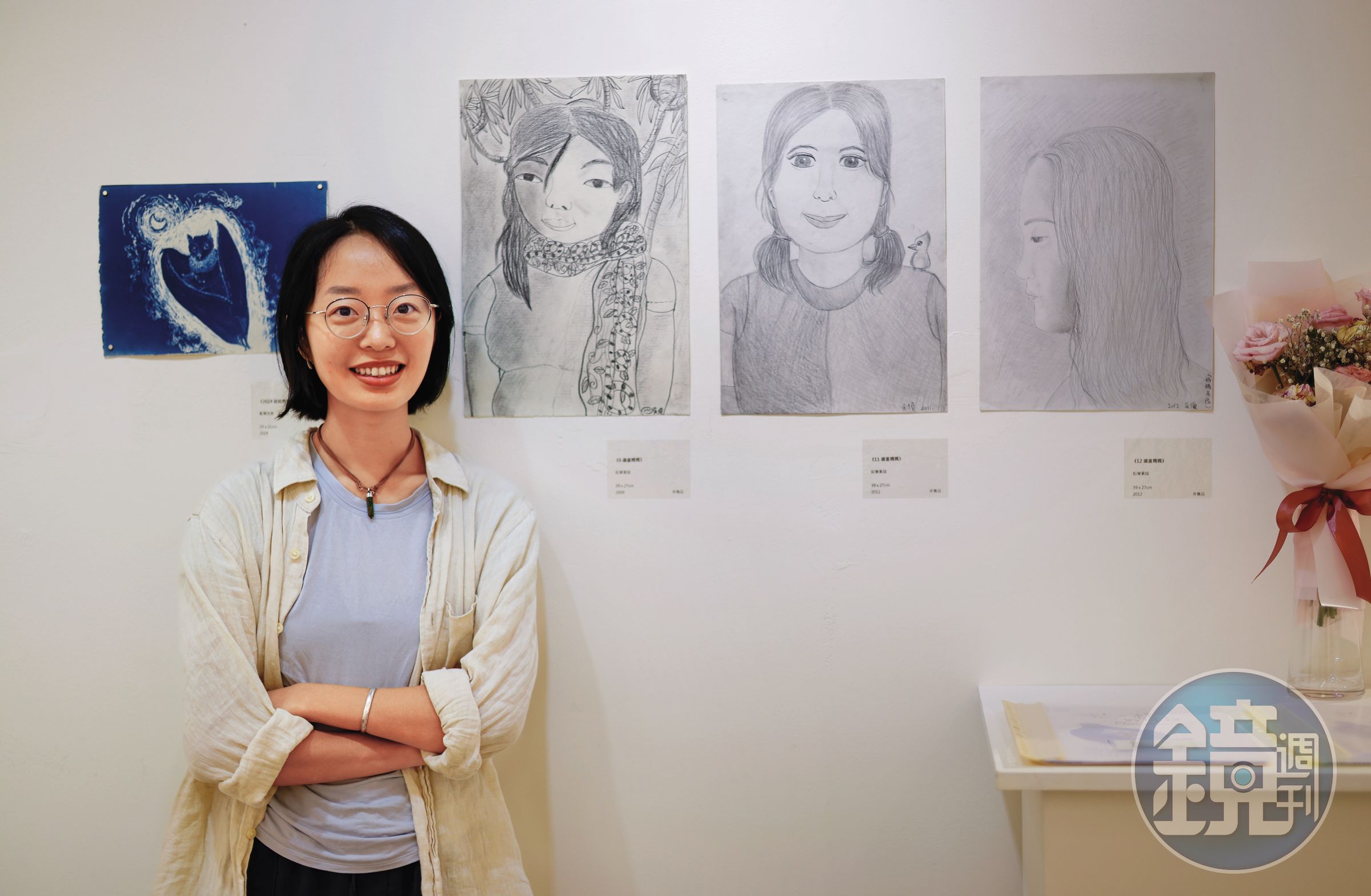 吳優和母親在花蓮開聯合畫展，展出她在寫生團之外的音像、水墨畫作，過半主題也和她的花蓮生活有關。圖為她和小時候的畫作合影。