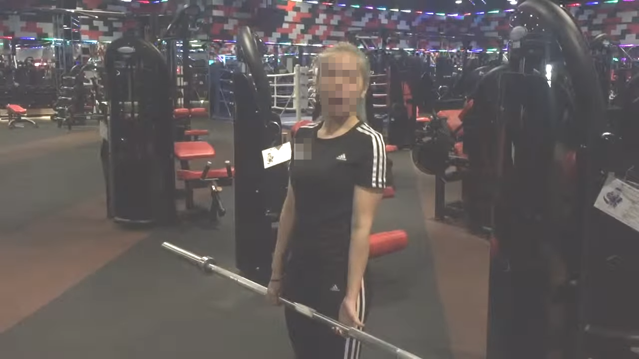 劉姓女科員長年健身，還曾在分享健身技巧。（翻攝自YouTube）