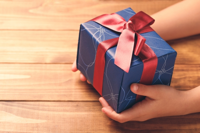 有網友分享同事玩交換禮物預算500元，結果沒想到「一堆人拿廢物來換」。（示意圖，photoAC）