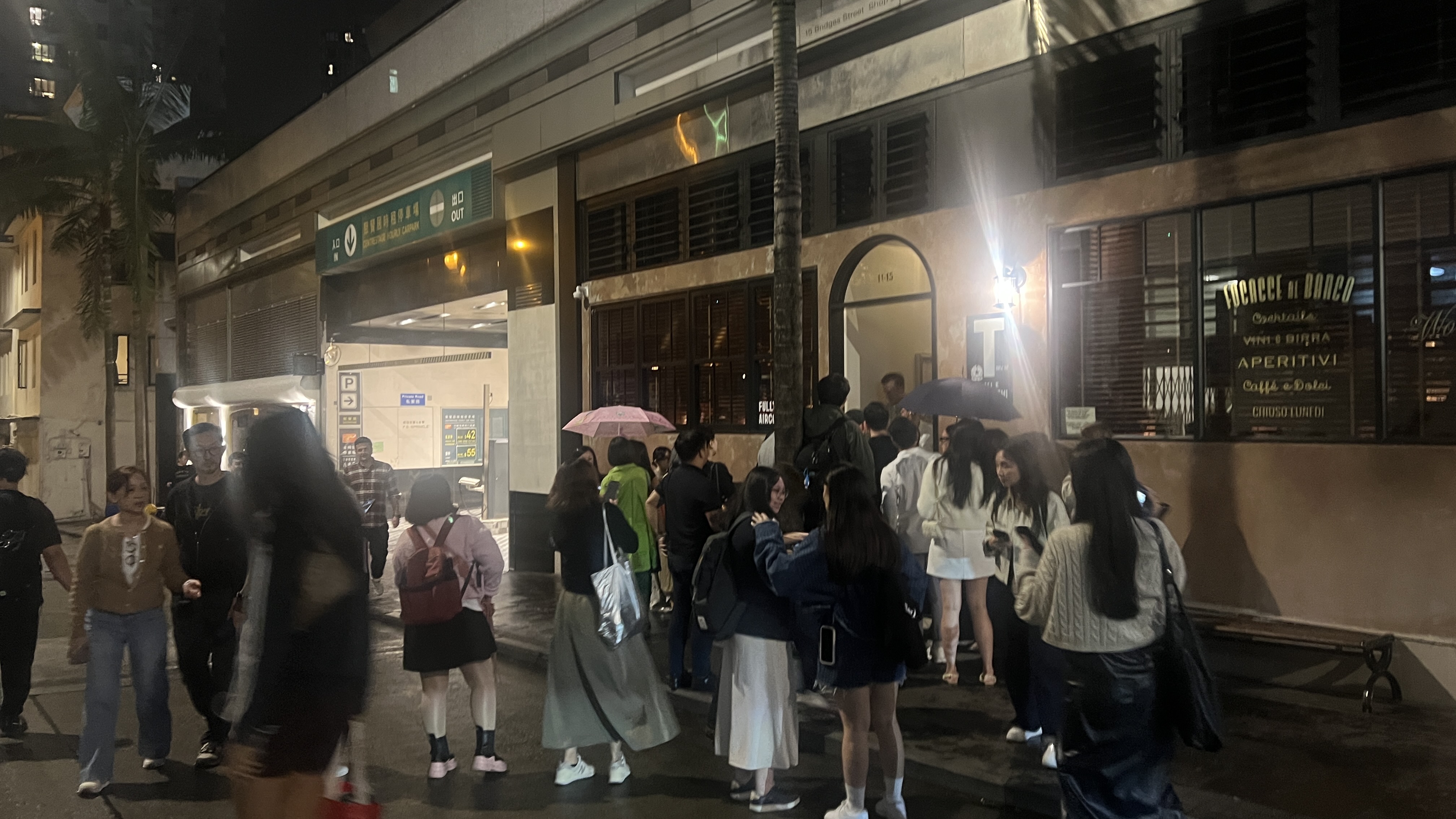 這兩年聲名大噪的Bar Leone,吸引世界各地的觀光客來朝聖,喝一杯酒動輒要等2小時。