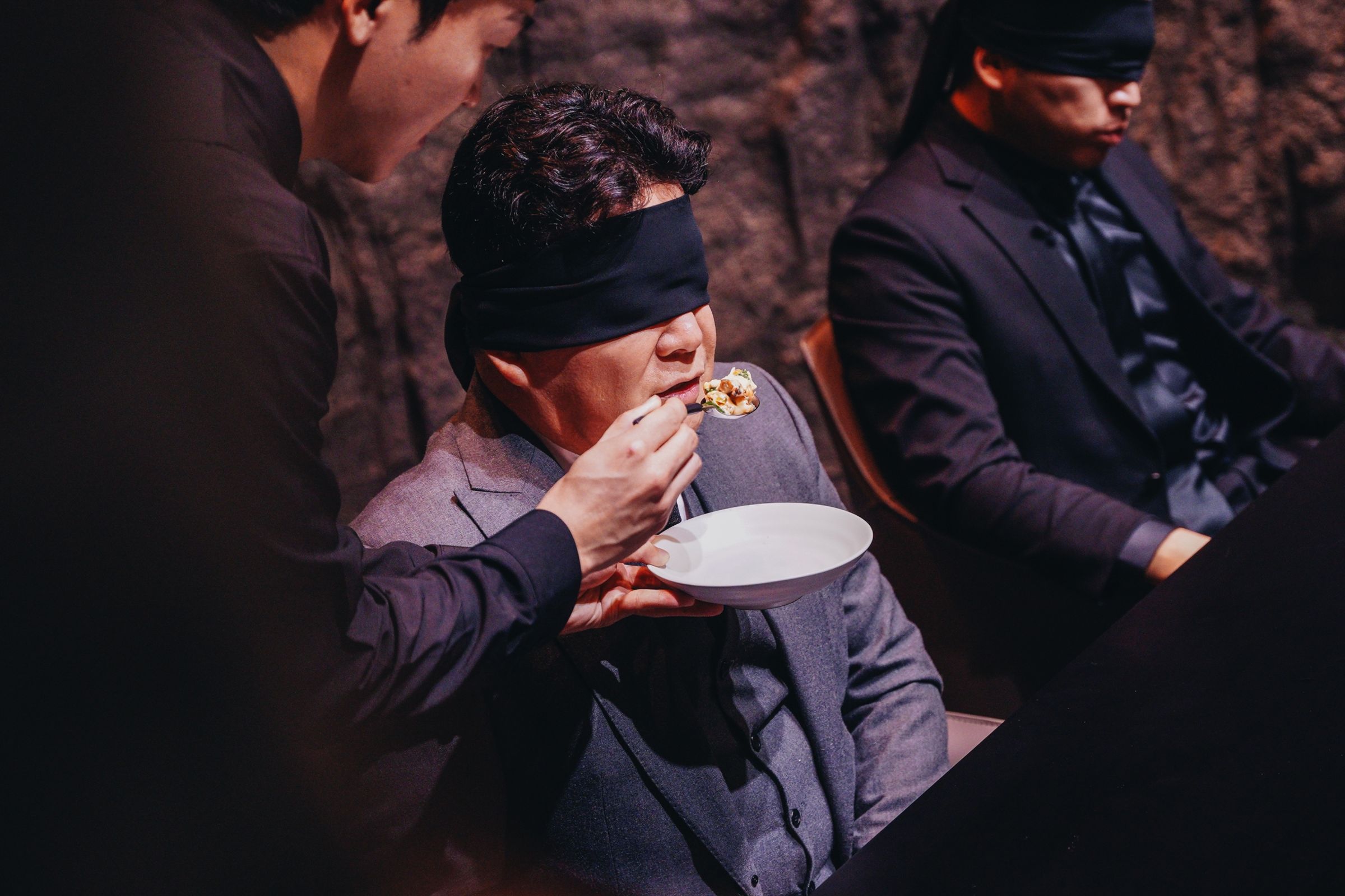 白種元和安成宰為《黑白大廚:料理階級大戰》擔任評審。(Netflix提供)
