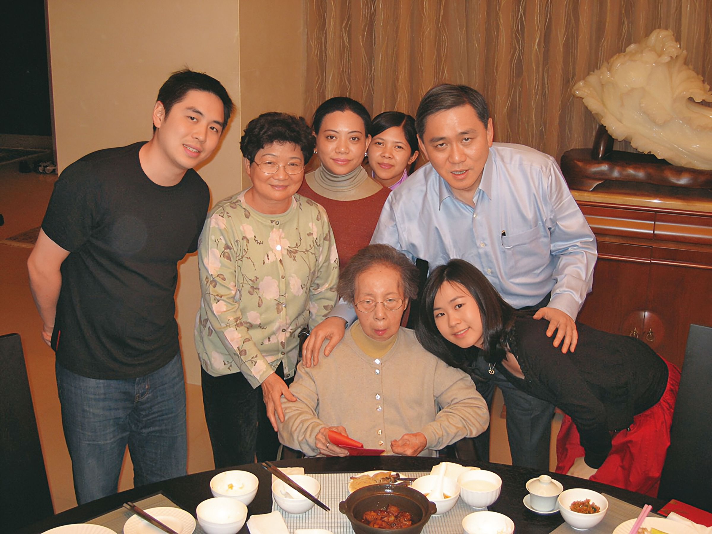 王文洋（後排右一）是台塑家族王永慶二房的長子、曾帶著兒子王泉仁（左一）、女兒王思涵（前排右一），與大房王月蘭（前排右二）聚會。