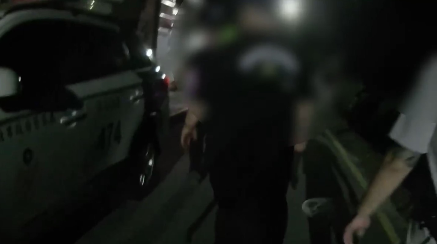 警方將賴男及柯男帶回警局偵訊。（翻攝畫面）