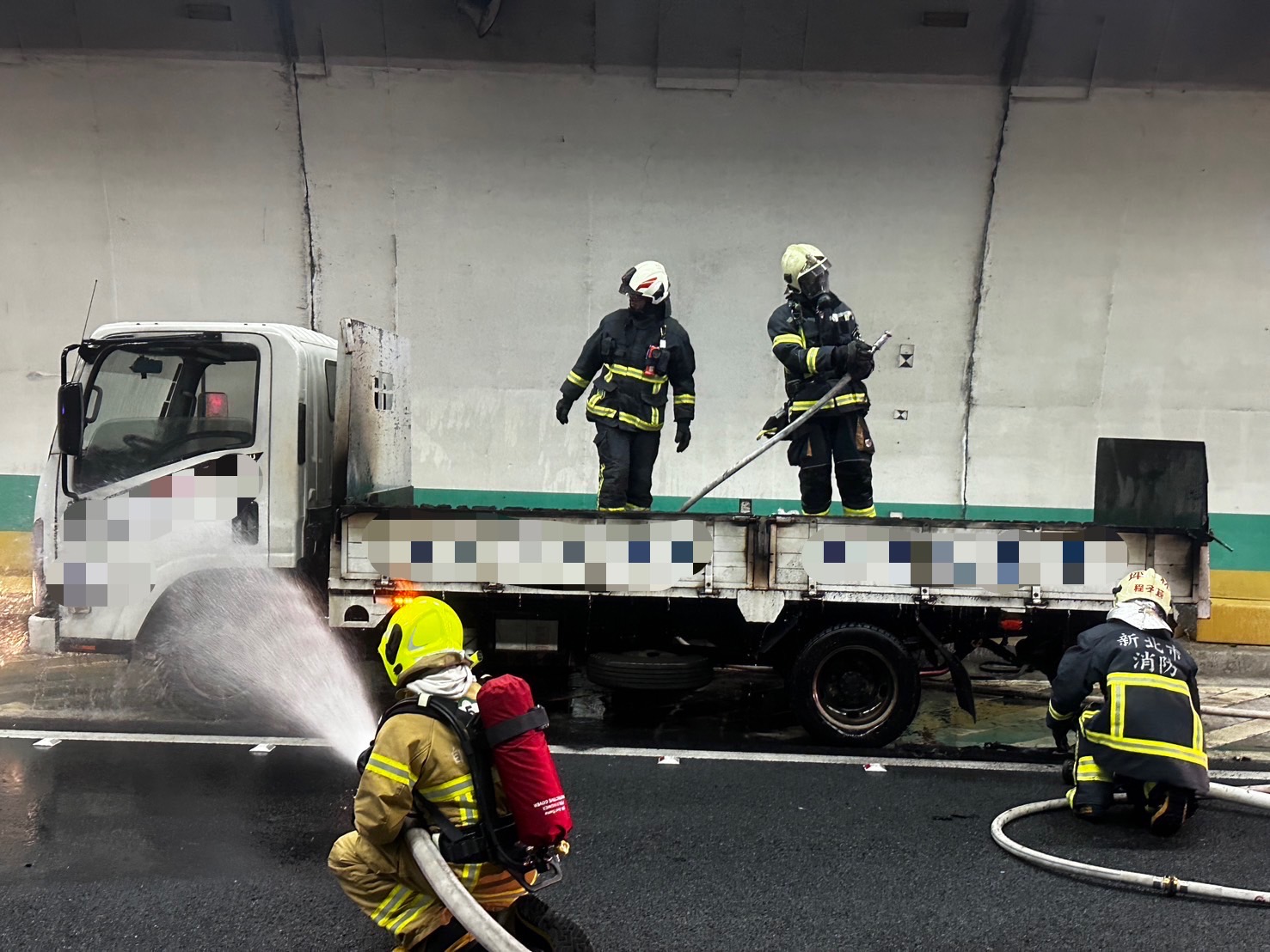 警消到場射水滅火。(翻攝畫面)