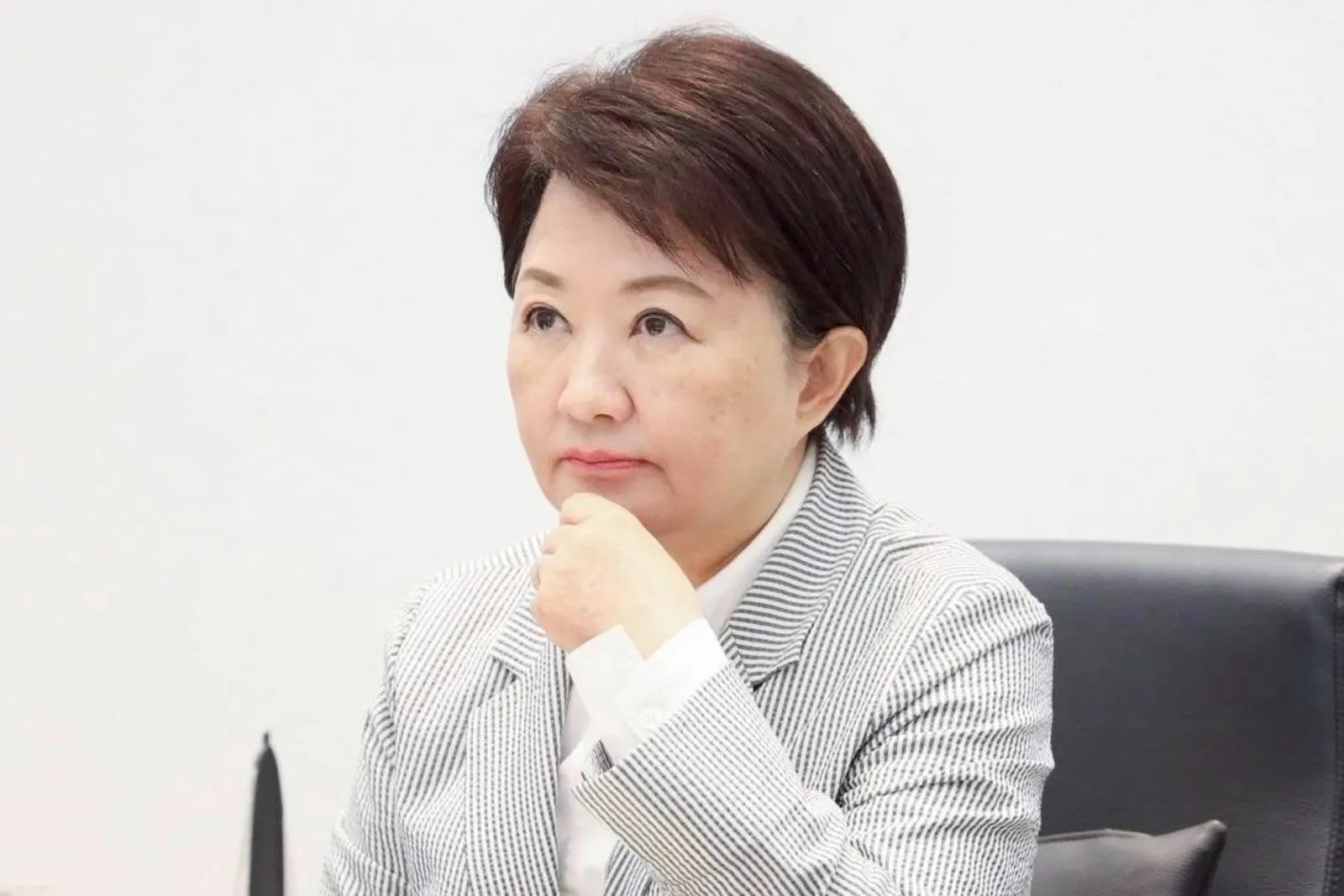 盧秀燕先前稱「獸醫師有執照」，沒想到農業局表示，王姓男子根本僅是獸醫佐。（翻攝自盧秀燕臉書）