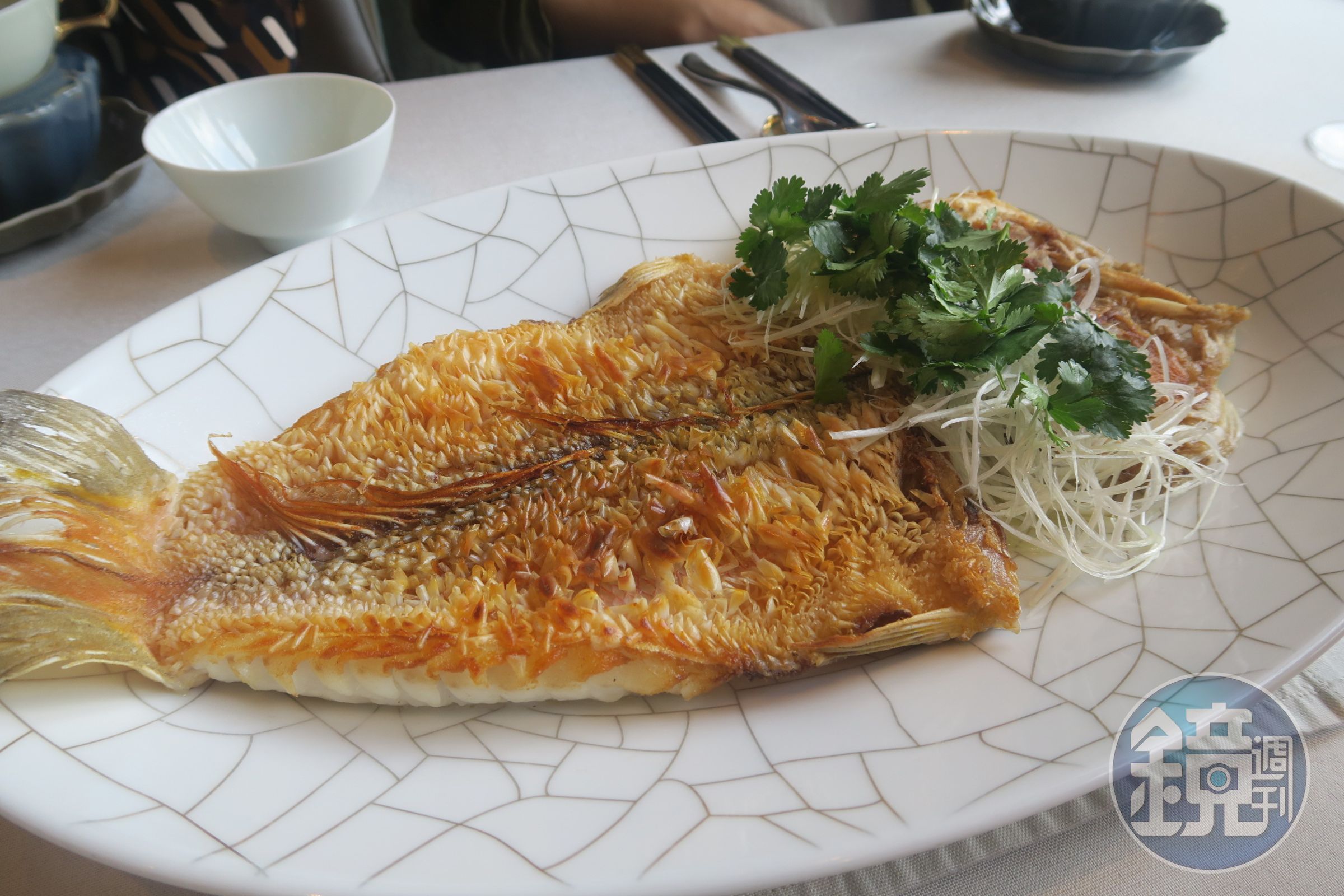 酥炸的馬頭魚看似樸素，技術卻很到位，最精彩的是鮮嫩的蒜瓣肉和酥脆魚鱗交織的口感。