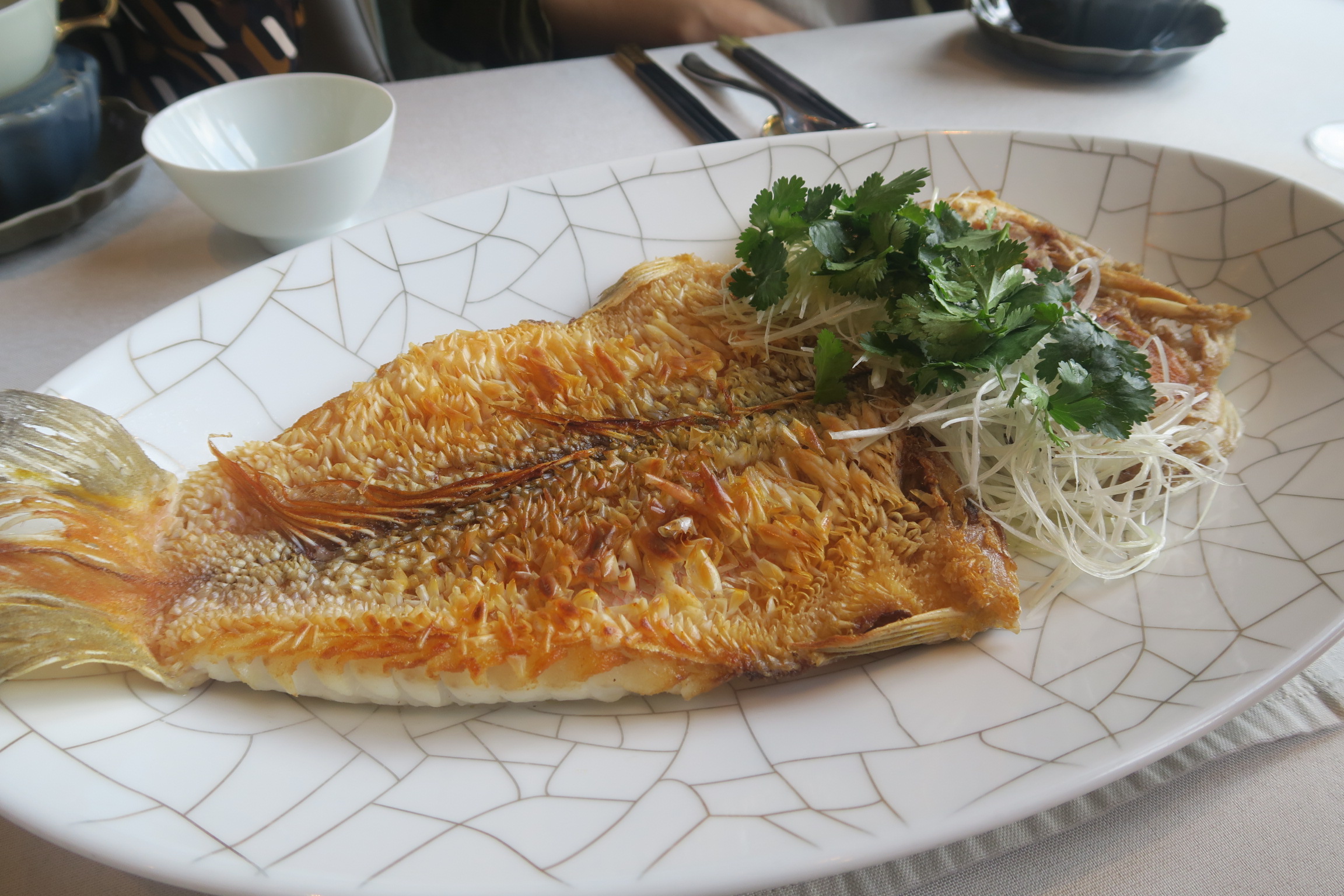 酥炸的馬頭魚看似樸素，技術卻很到位，最精彩的是鮮嫩的蒜瓣肉和酥脆魚鱗交織的口感。