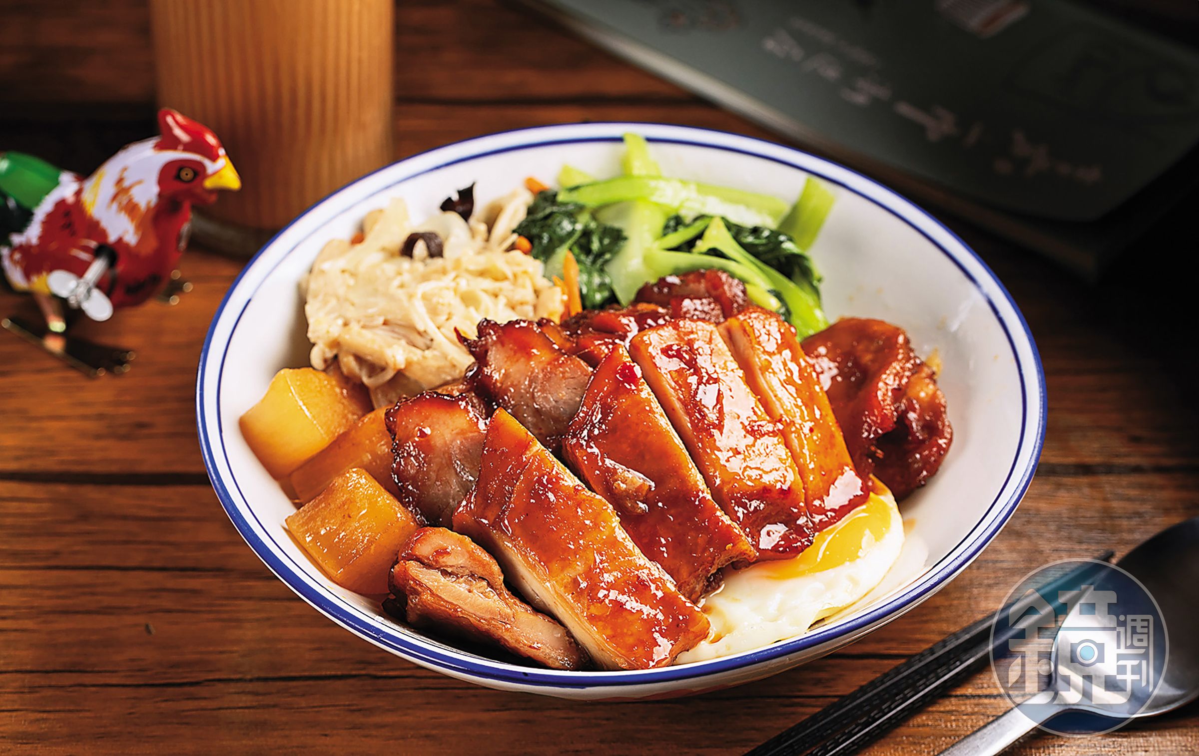 「叉燒、雞腿扒雙拼飯」選用有產銷履歷的嘉義御正童仔雞,肉質新鮮Q彈。(168元/份)