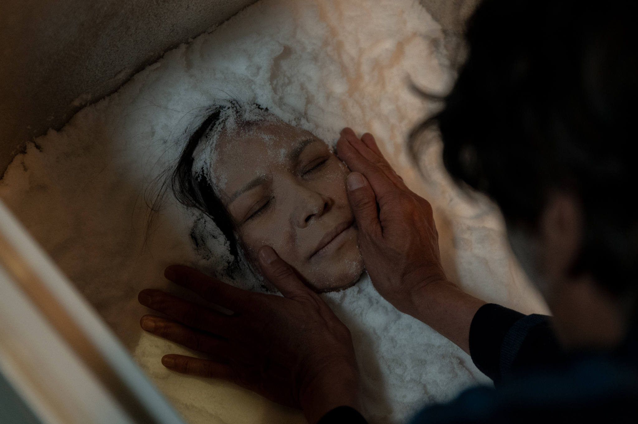 楊貴媚戲中突然離世，喜翔把她放進冰櫃用鹽保存屍身，這場戲拍十分辛苦，30公斤的粗鹽被倒在楊貴媚的身上。（今日影像提供）