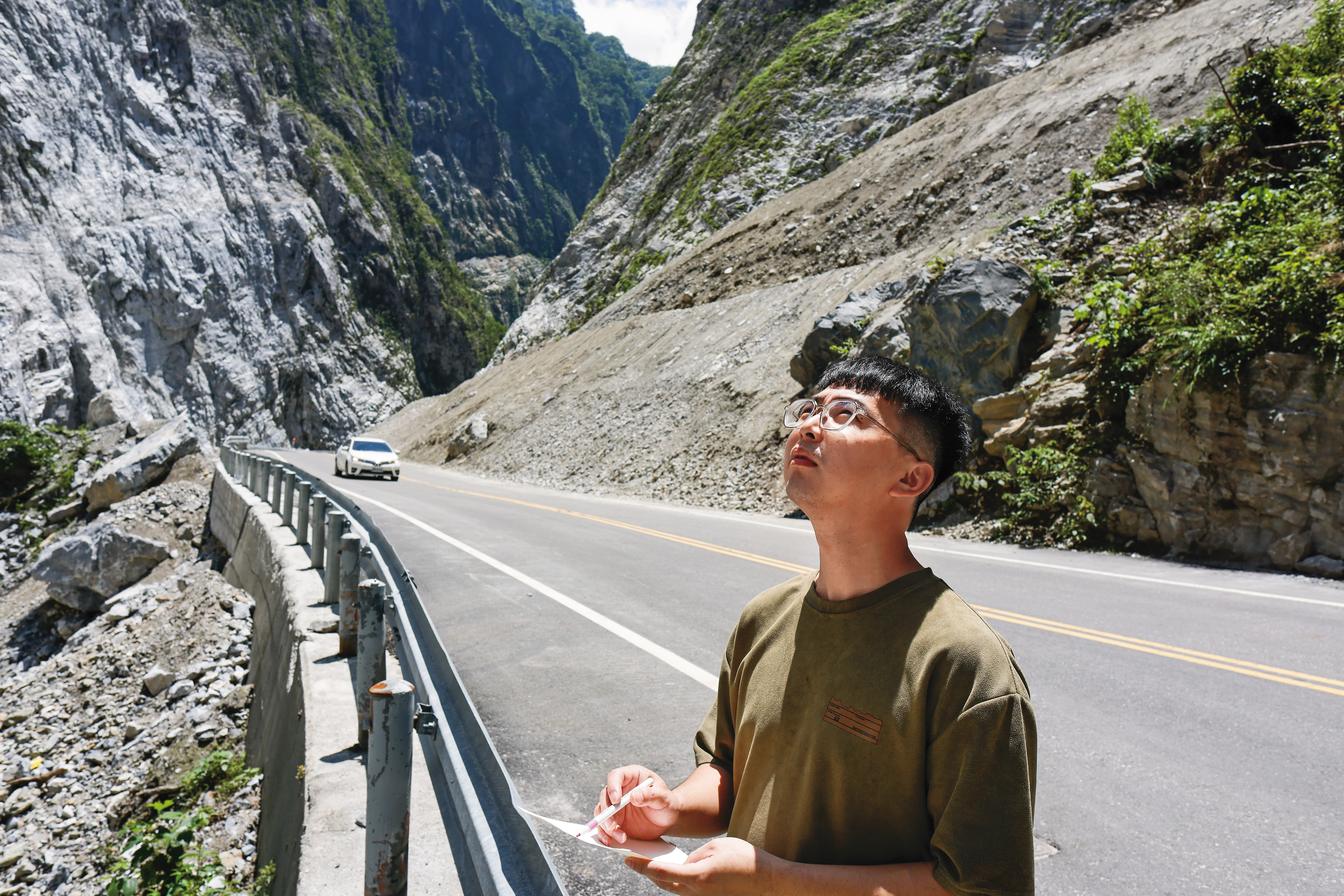 黃政強是「綠地繪畫工作室」負責人，寫生團集合出發時，常約在工作室，他也稱自己是團隊的「最大公約數」。