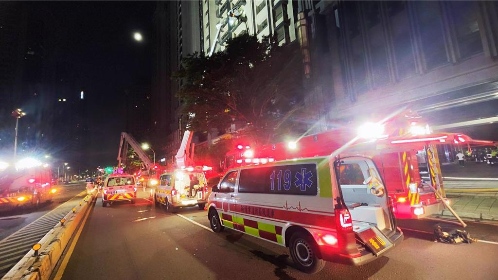 新竹市集合式住宅晴空匯26日晚間失火，造成2名消防員殉職。（新竹市政府提供）