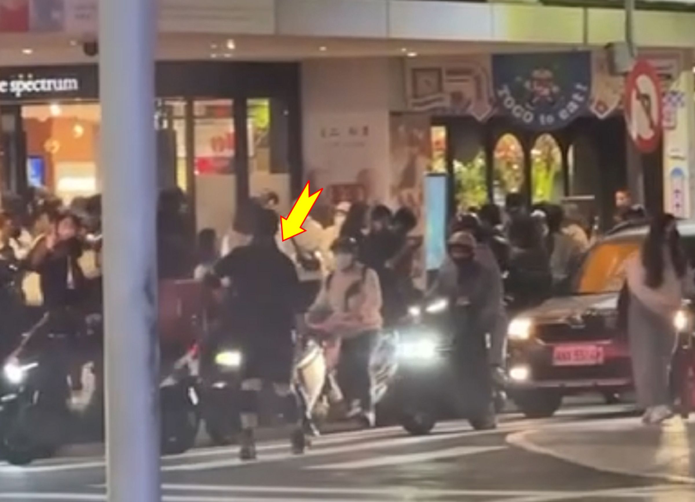犯案的張男持刀一路砍進誠品南西，所有人驚慌逃竄。（翻攝畫面）