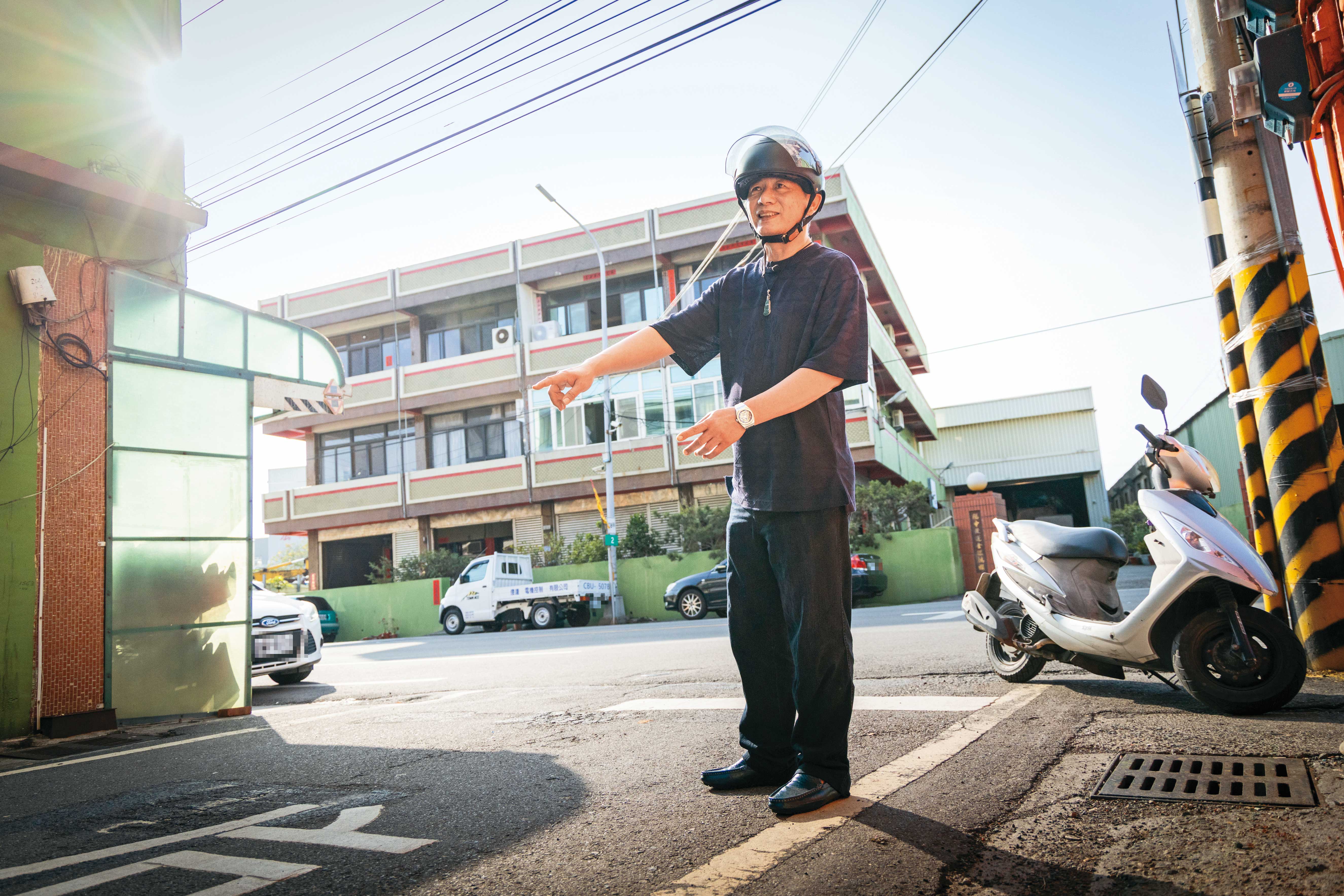 在鹿港經營麵攤的鍾金虎，2年前因車禍致顱內出血，如今說話卡頓、手部無力。