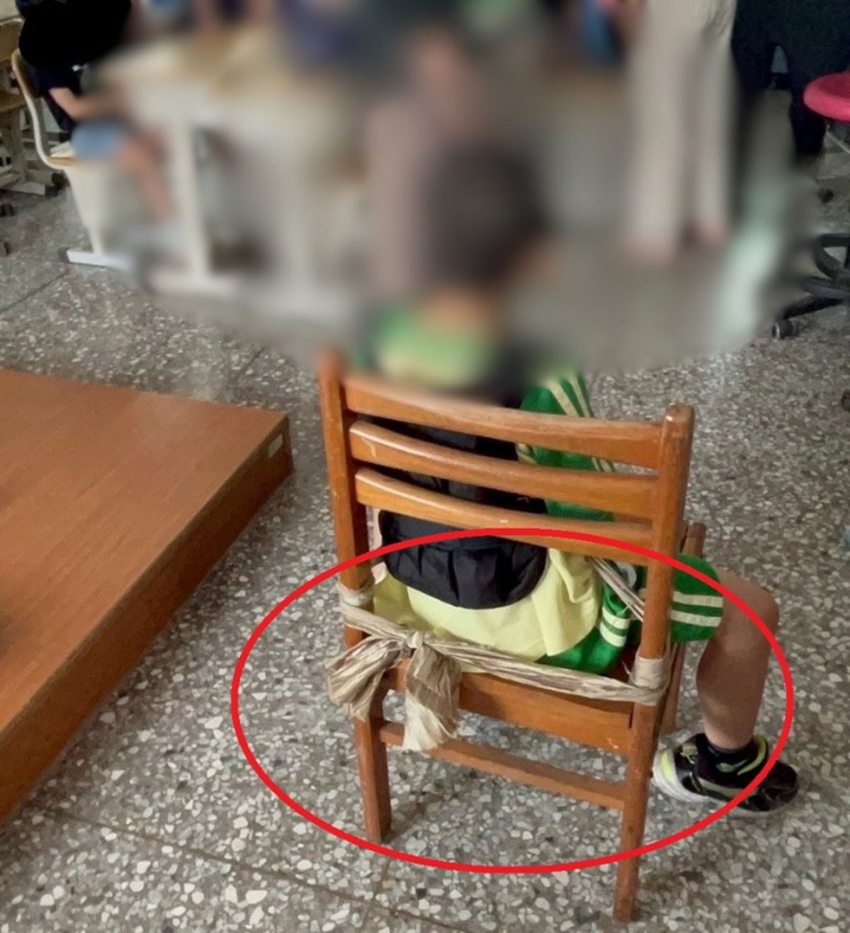 特教班學生遭教師以布條捆綁在椅子上。（人本教育基金會中部辦公室提供）