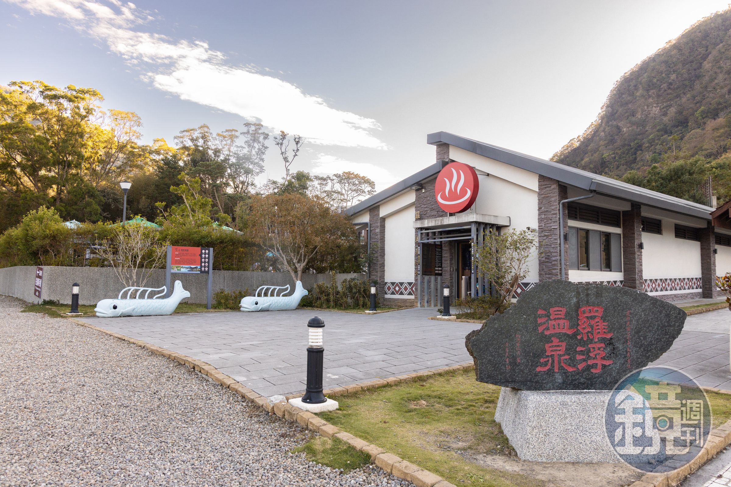 「羅浮溫泉湯池」是戶外大眾湯池，設有溫泉池、藥浴池、SPA池、兒童池等，需著泳裝入場。
