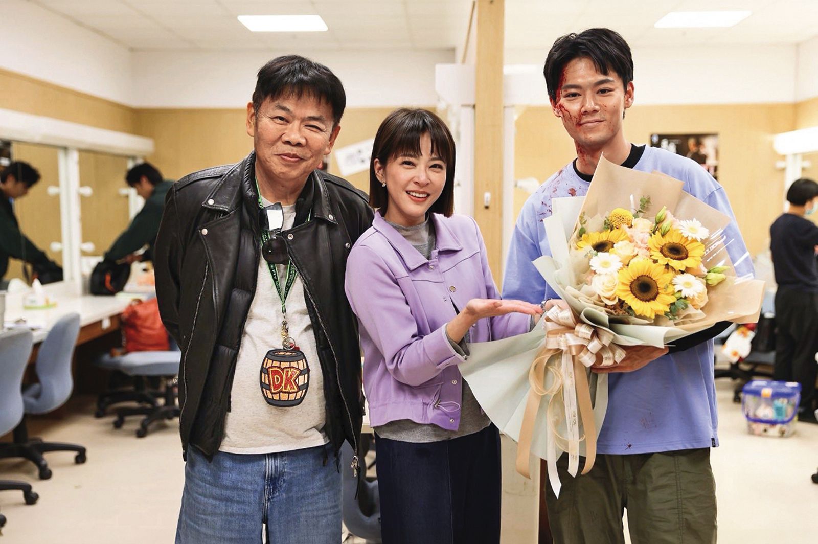 蘇晏霈（中）在羅子惟（右）殺青時和導演馮凱（左）一起獻花安慰對方。（民視提供）
