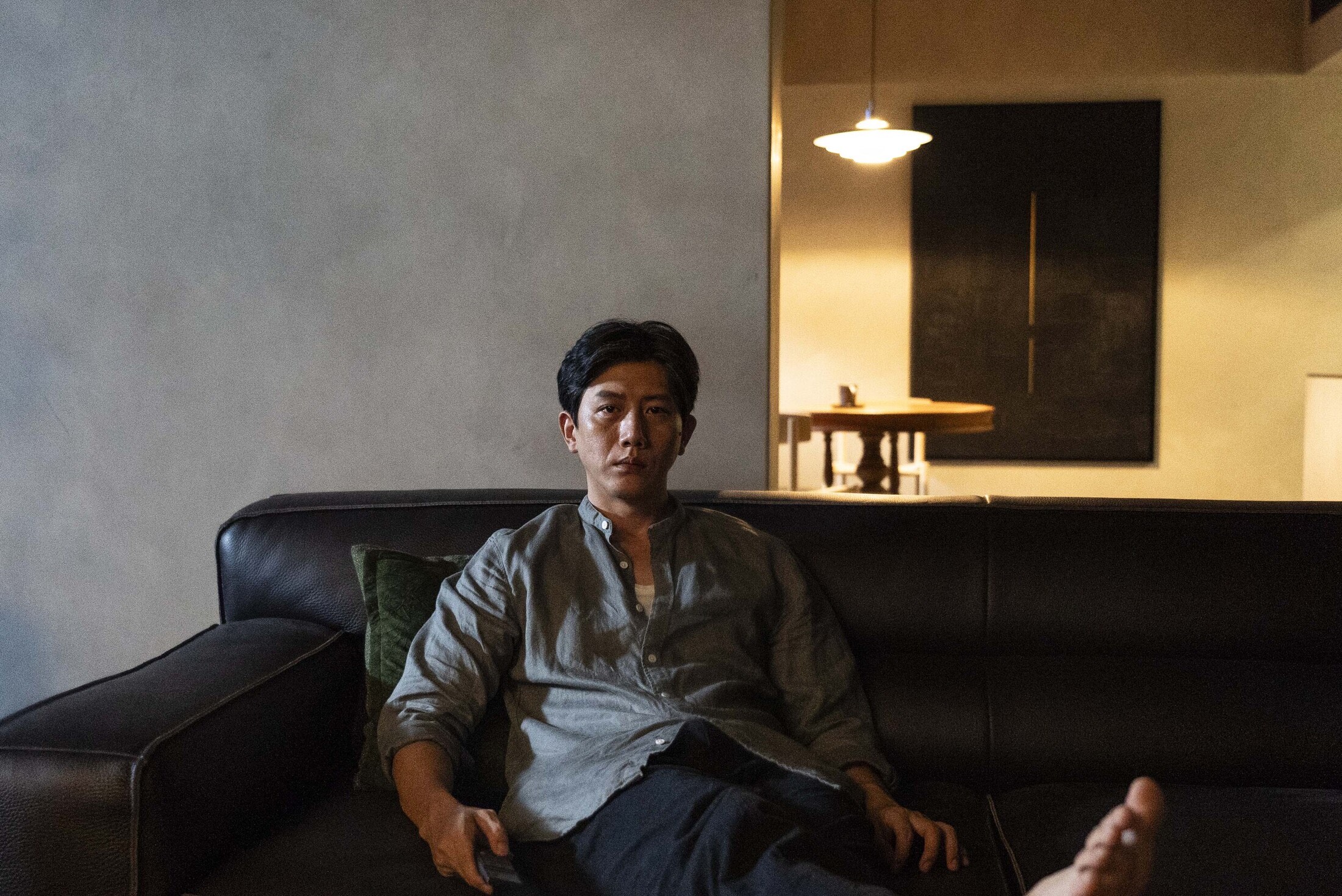 為了深入理解兩個角色，莫子儀大量投入準備工作，閱讀記載白色恐怖事件的《無法送達的遺書》。（本地風光提供）