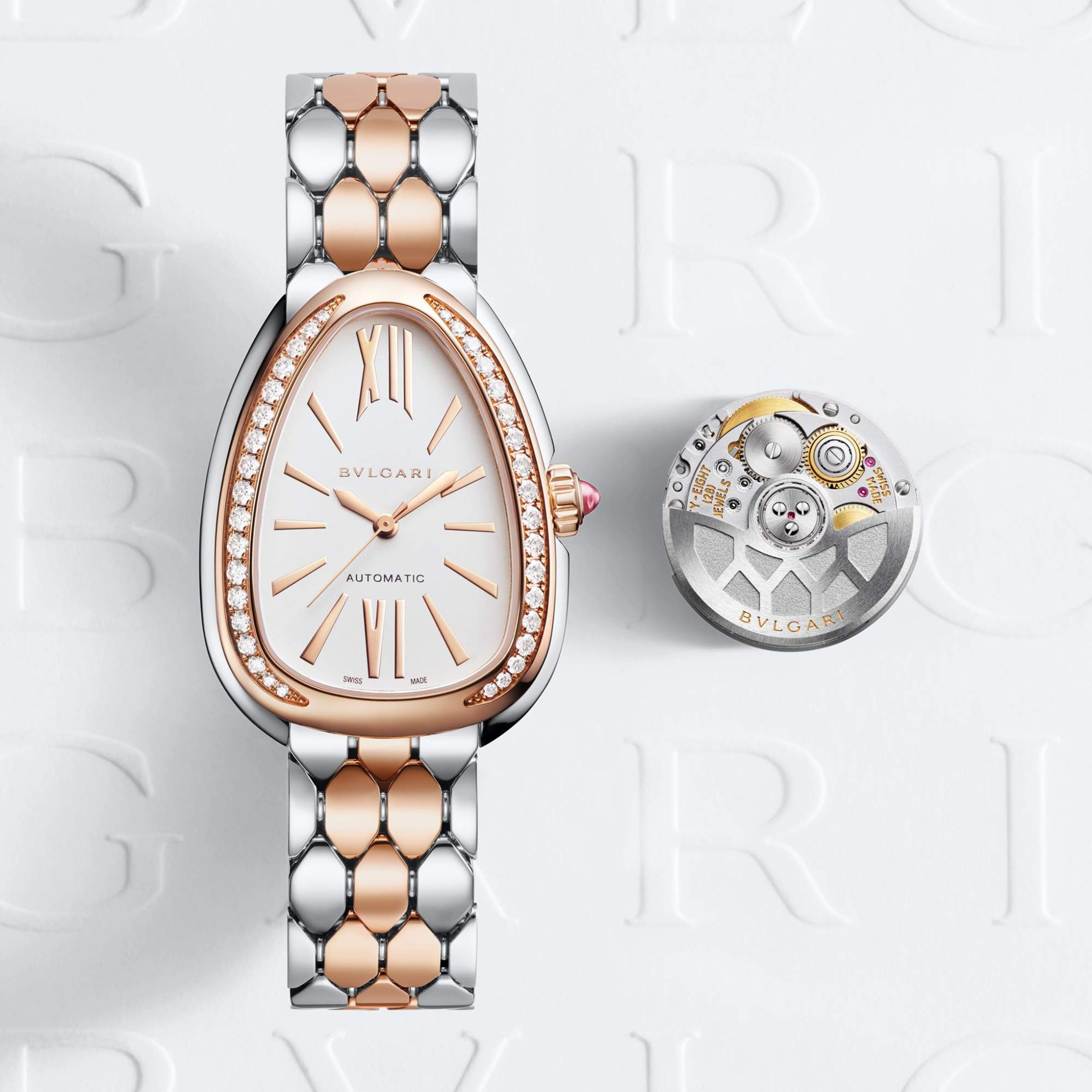 寶格麗 Serpenti Seduttori 以蛇形錶殼結合柔軟的金屬鍊帶，適合女性在日常生活中佩載。