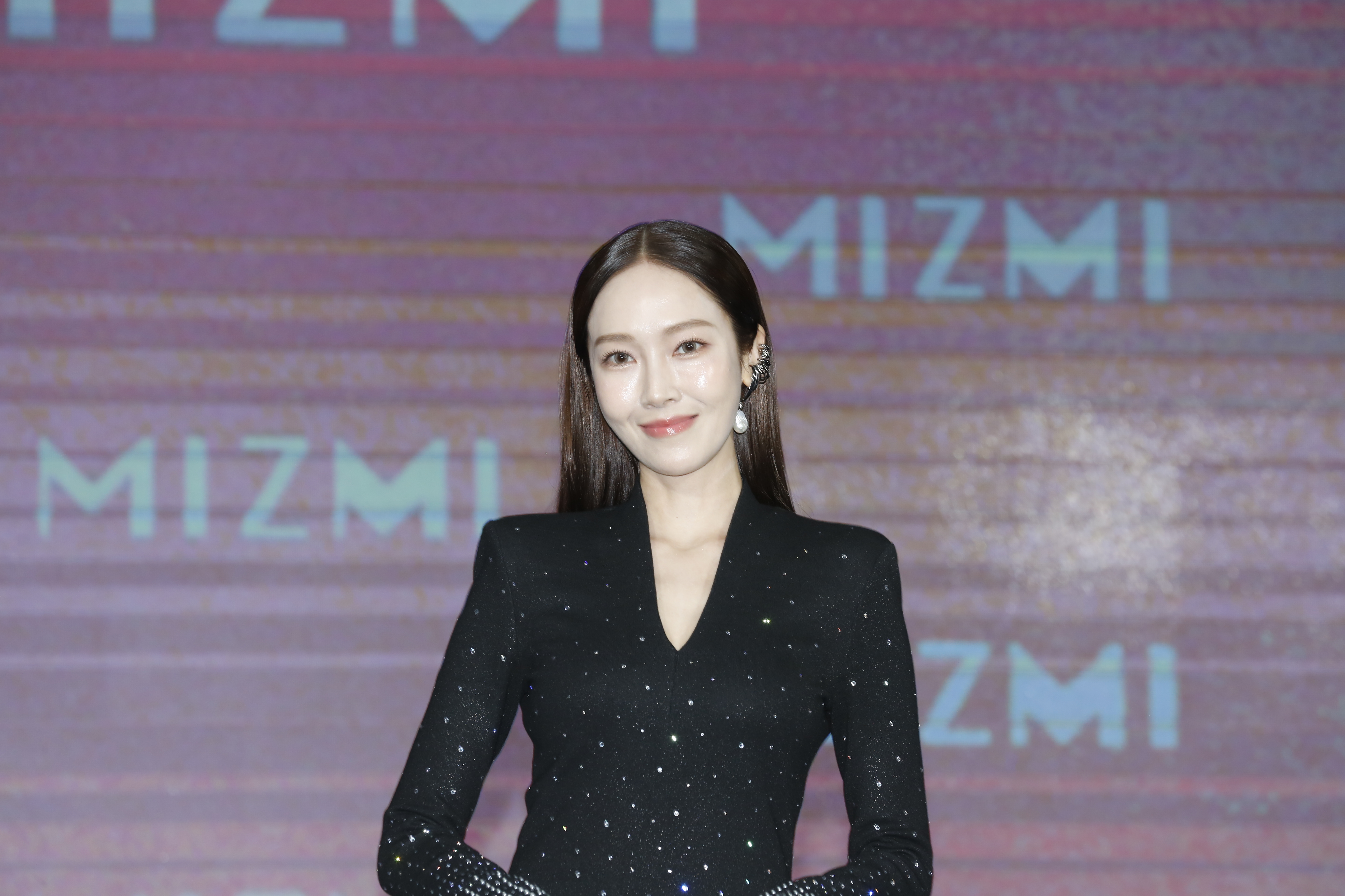 潔西卡在訪談中途問：「我今天的打扮是不是像惡女？我想要柔和一點。」