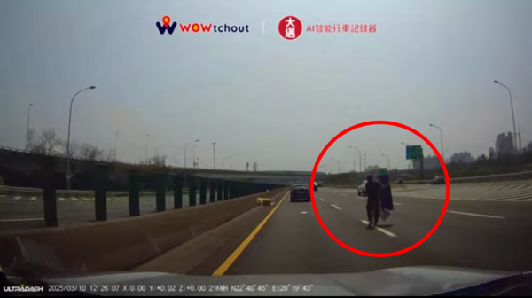 不要命！貨車駕駛下車闖國道中央撿拾掉落物，恐面臨最高1萬8罰鍰。（翻攝自YouTube ＠WoWtchout-地圖型行車影像分享平台）