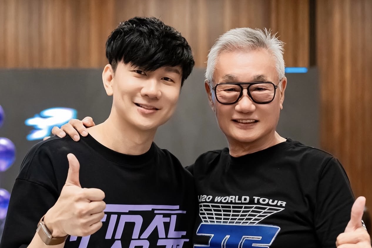 林俊傑發文曬出與爸爸的合照，父子倆神情極為相似。（翻攝自林俊傑IG)