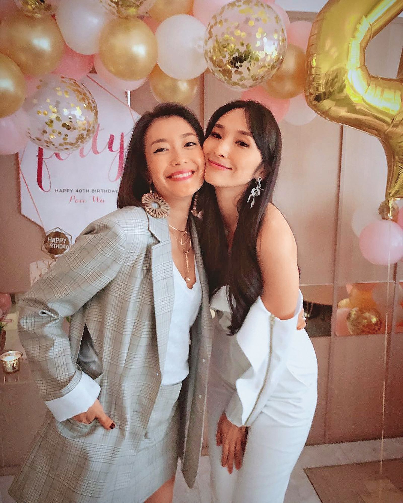 吳佩慈（右）除了是楊張新悅（左）婚禮的伴娘外，兩人都生了四個孩子，有說不完的媽媽經。（翻攝自張新悅IG）