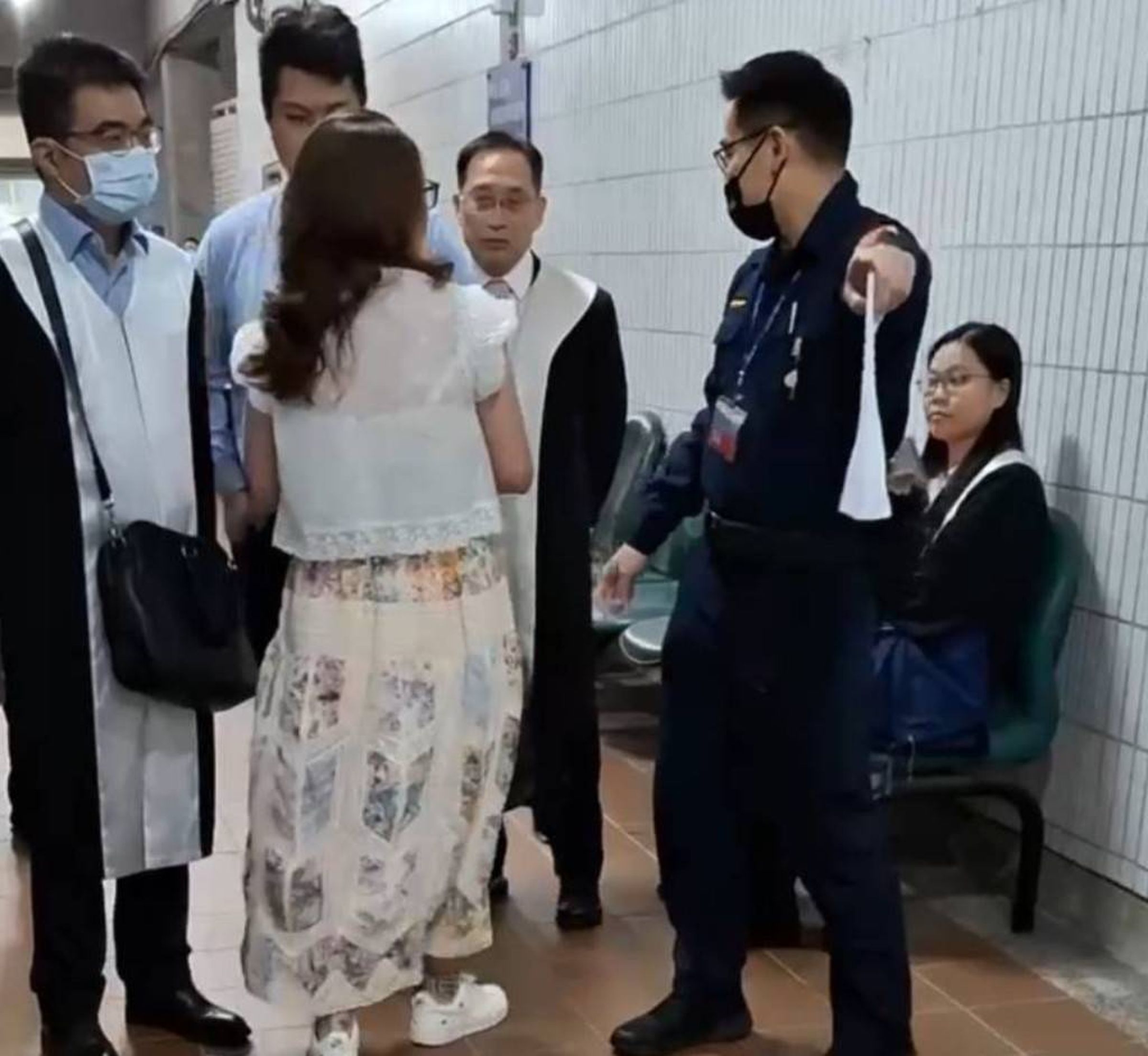 林女在法庭外狠甩律師為吳中和（中）巴掌，行徑囂張惡劣。（讀者提供）