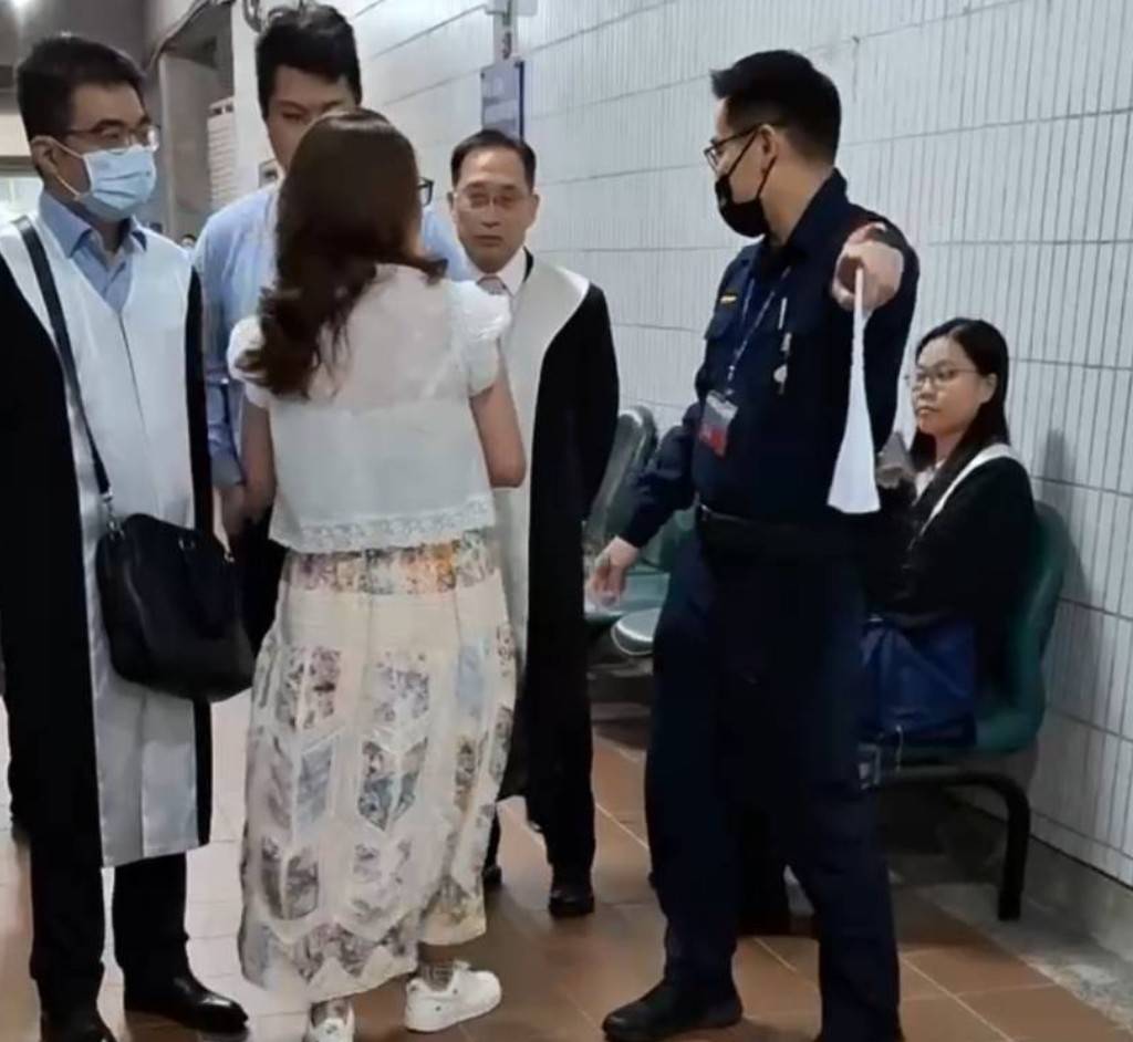 林女在法庭外狠甩律師為吳中和（中）巴掌，行徑囂張惡劣。（讀者提供）