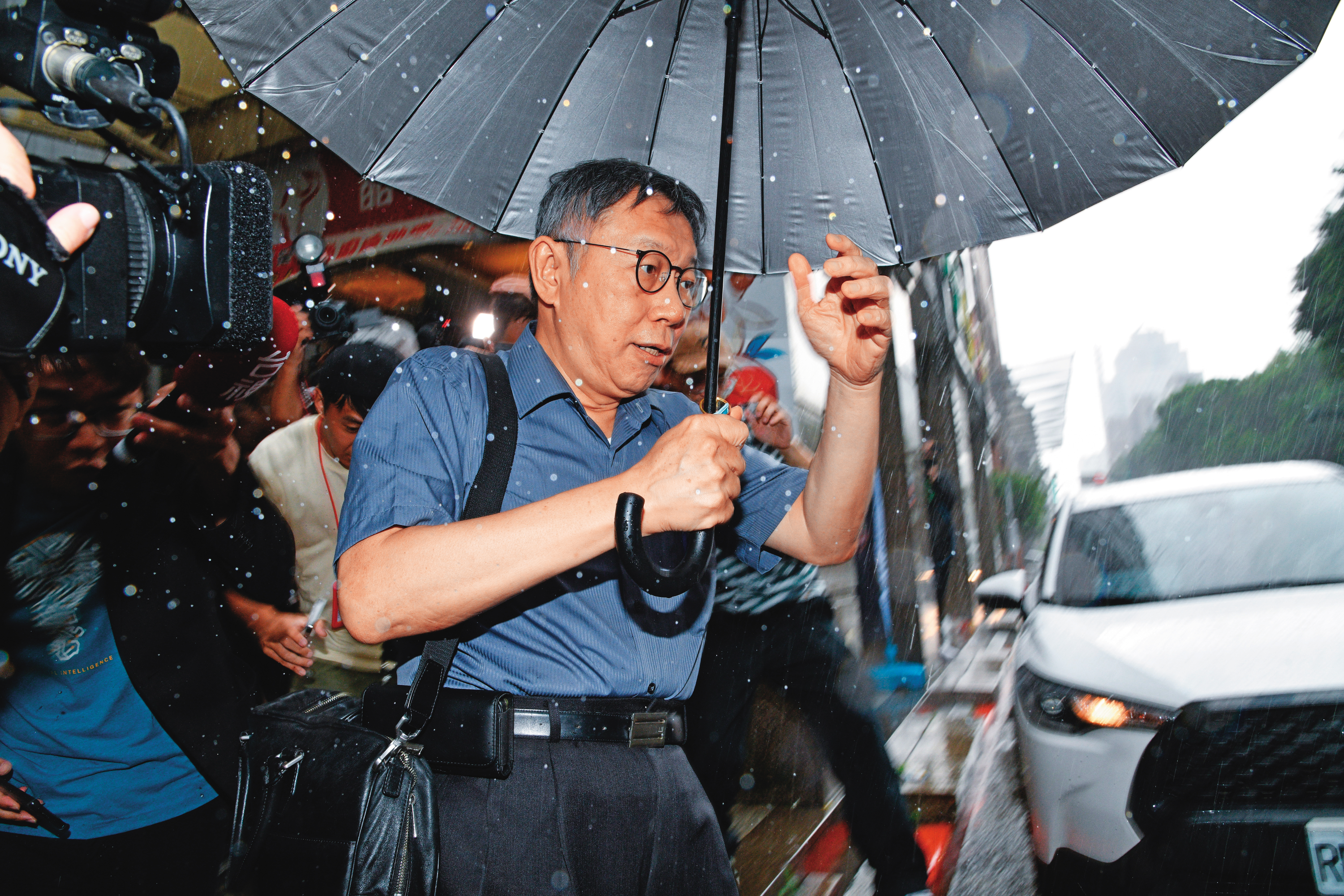 柯文哲身陷競選財務爛帳，這歪樓塌不塌，要看民調而定。