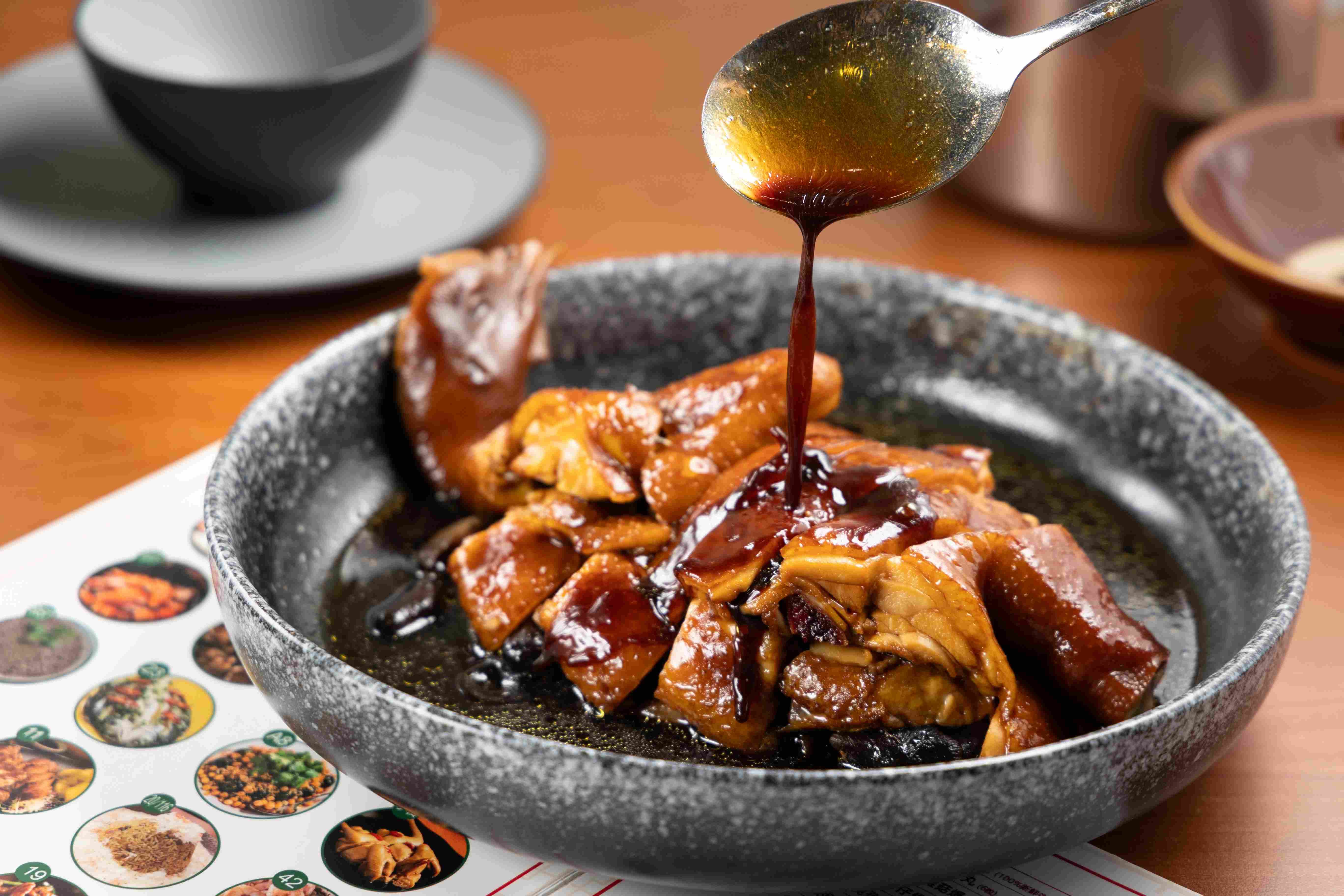 「萬字醬油雞」即叫即浸，以確保雞肉口感，上桌時能吃到最佳嫩度。