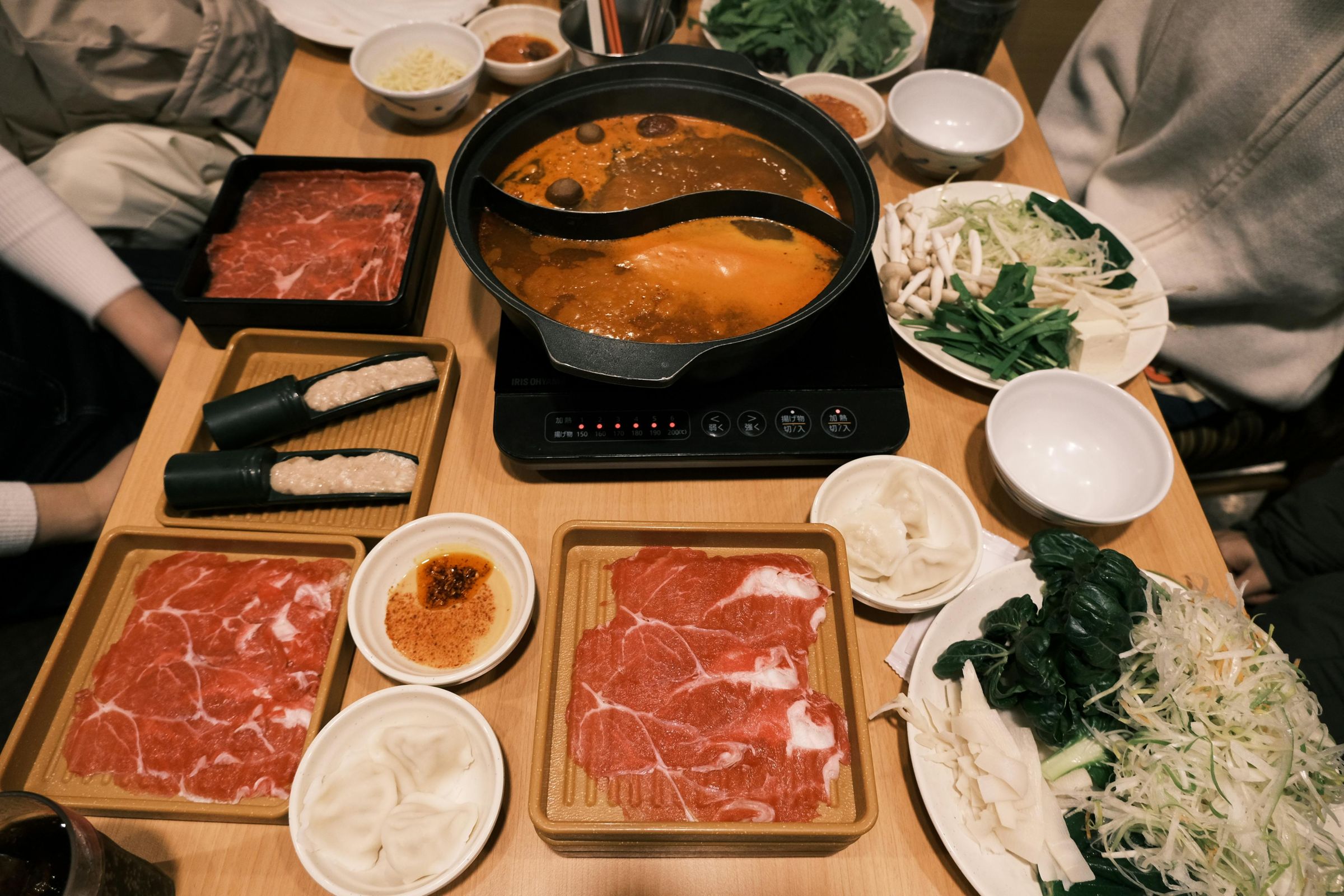 有些吃到飽餐飲業者會因顧客一人用餐，用不同的名義額外加收費用。（示意圖，取自pexels）