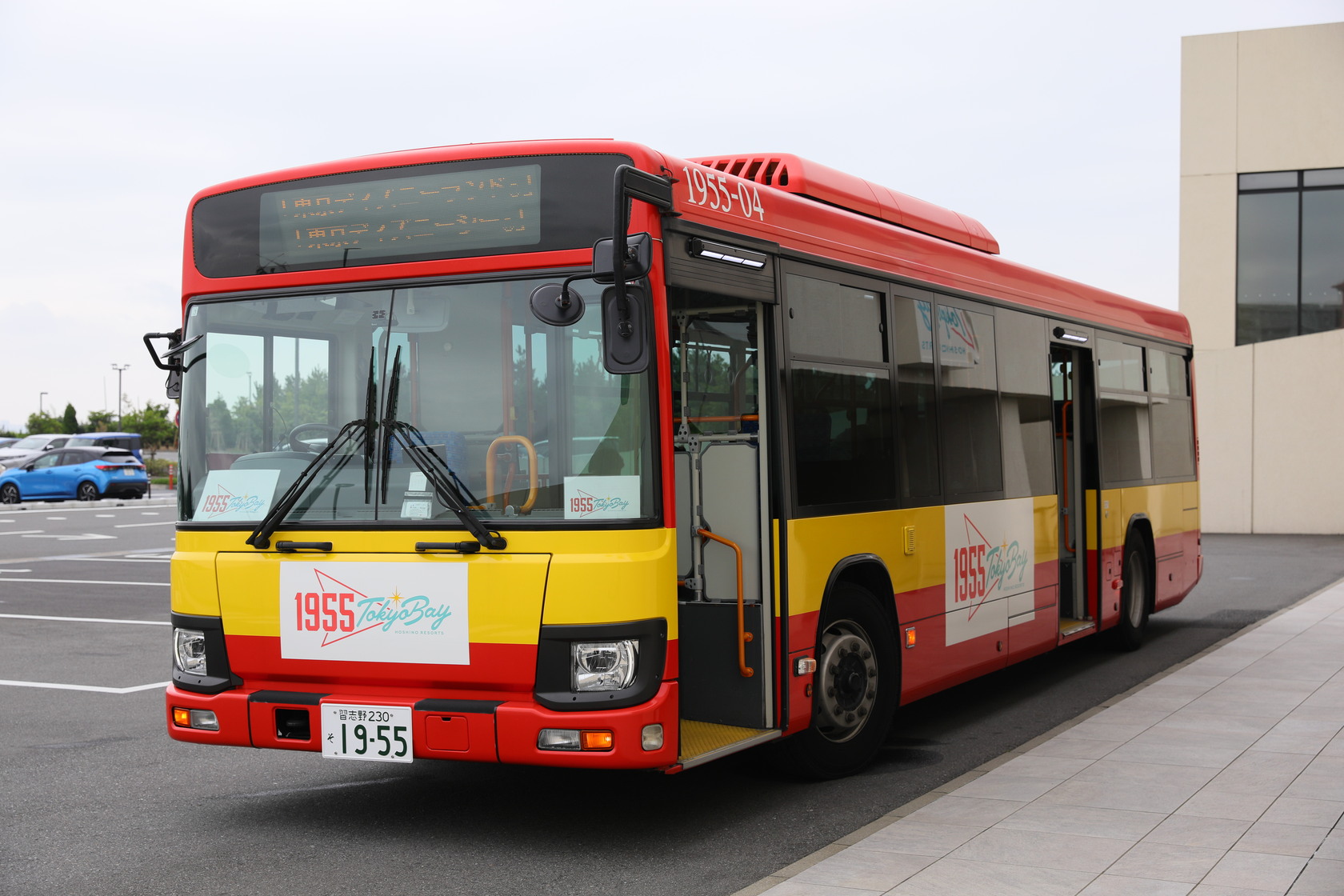 飯店提供迪士尼樂園接駁巴士，最早一班6點40分準時發車，接送旅客當「第一批入園者」。