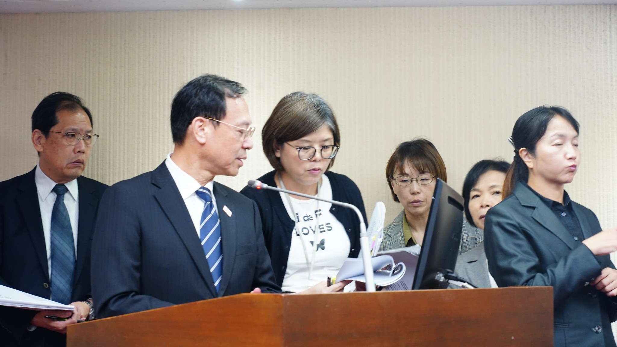 立法院衛生環境委員會今進行《身心障礙者權益保障法》第2次詢答。(劉建國辦公室提供)
