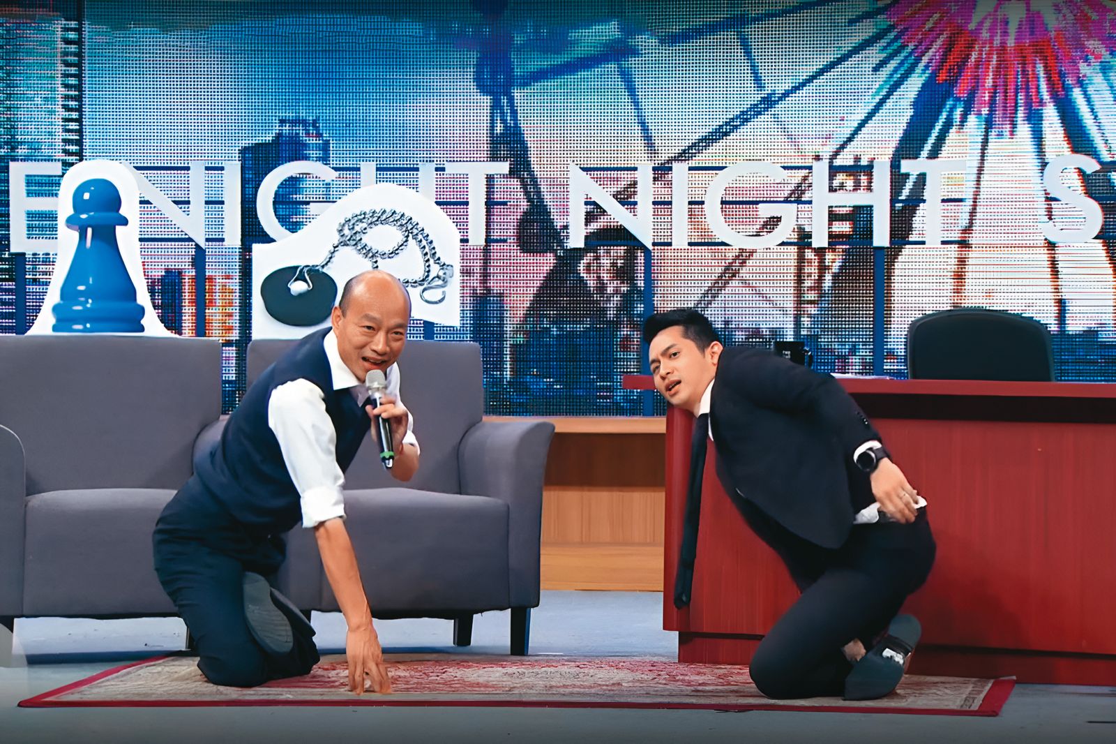 博恩（右）主持《夜夜秀》曾讓韓國瑜（左）膝蓋走路，創造迷因畫面。（翻攝自博恩YouTube）