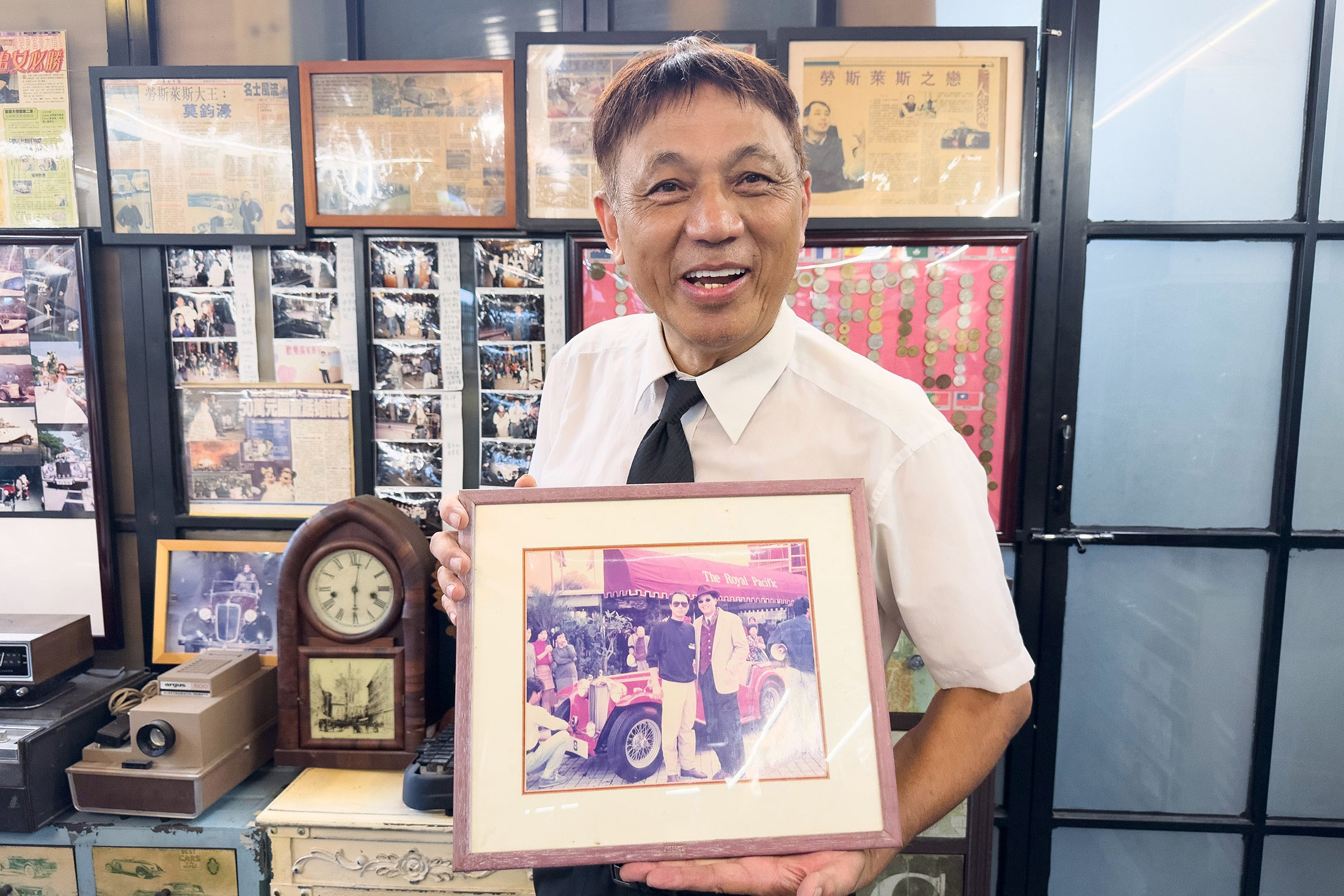 「古典名車收藏館」老闆莫鈞濠秀出他與香港明星周潤發的合照。