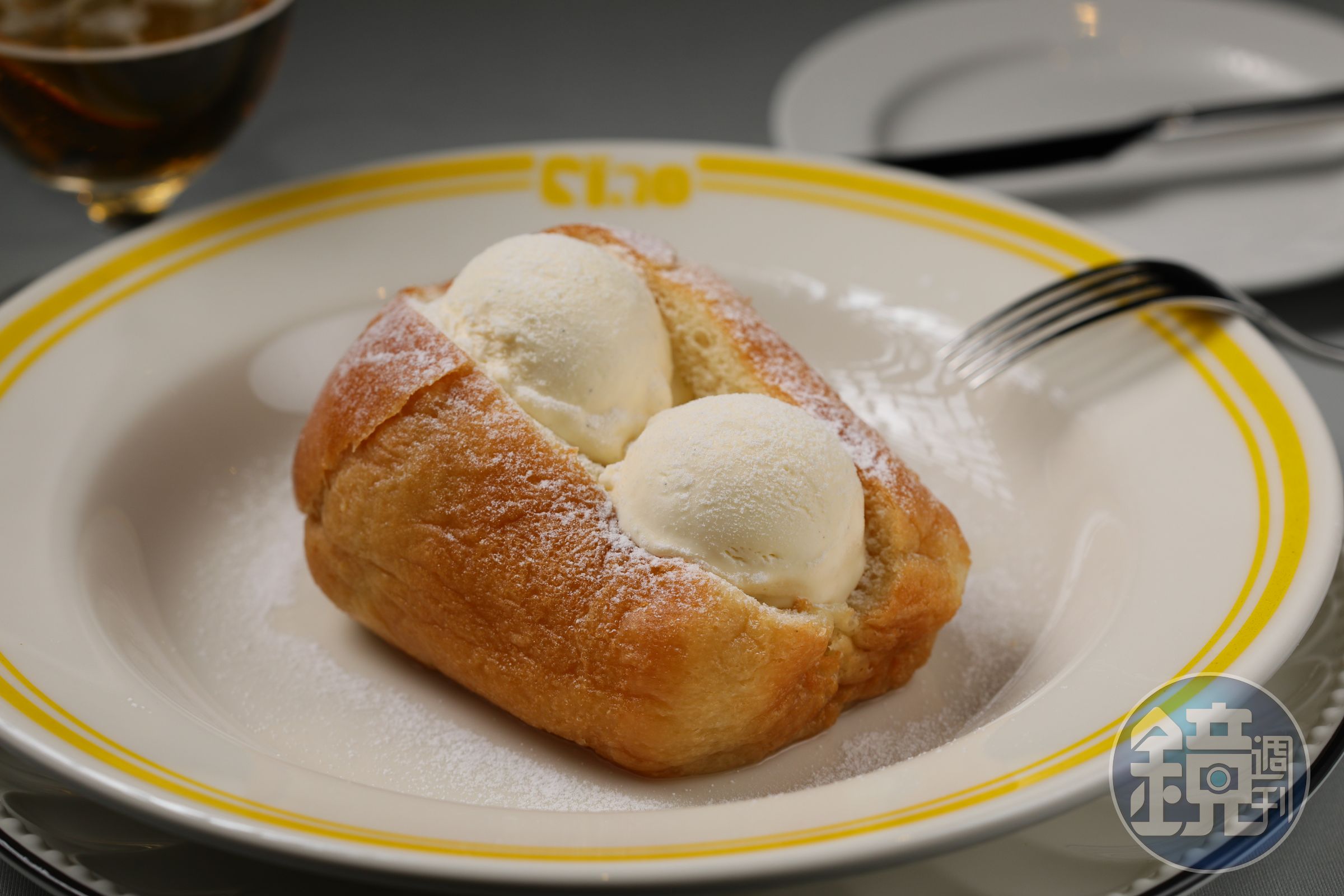 Rum baba是歐洲傳統點心「蘭姆巴巴」，口感濕潤，帶著蘭姆酒與奶油香氣。