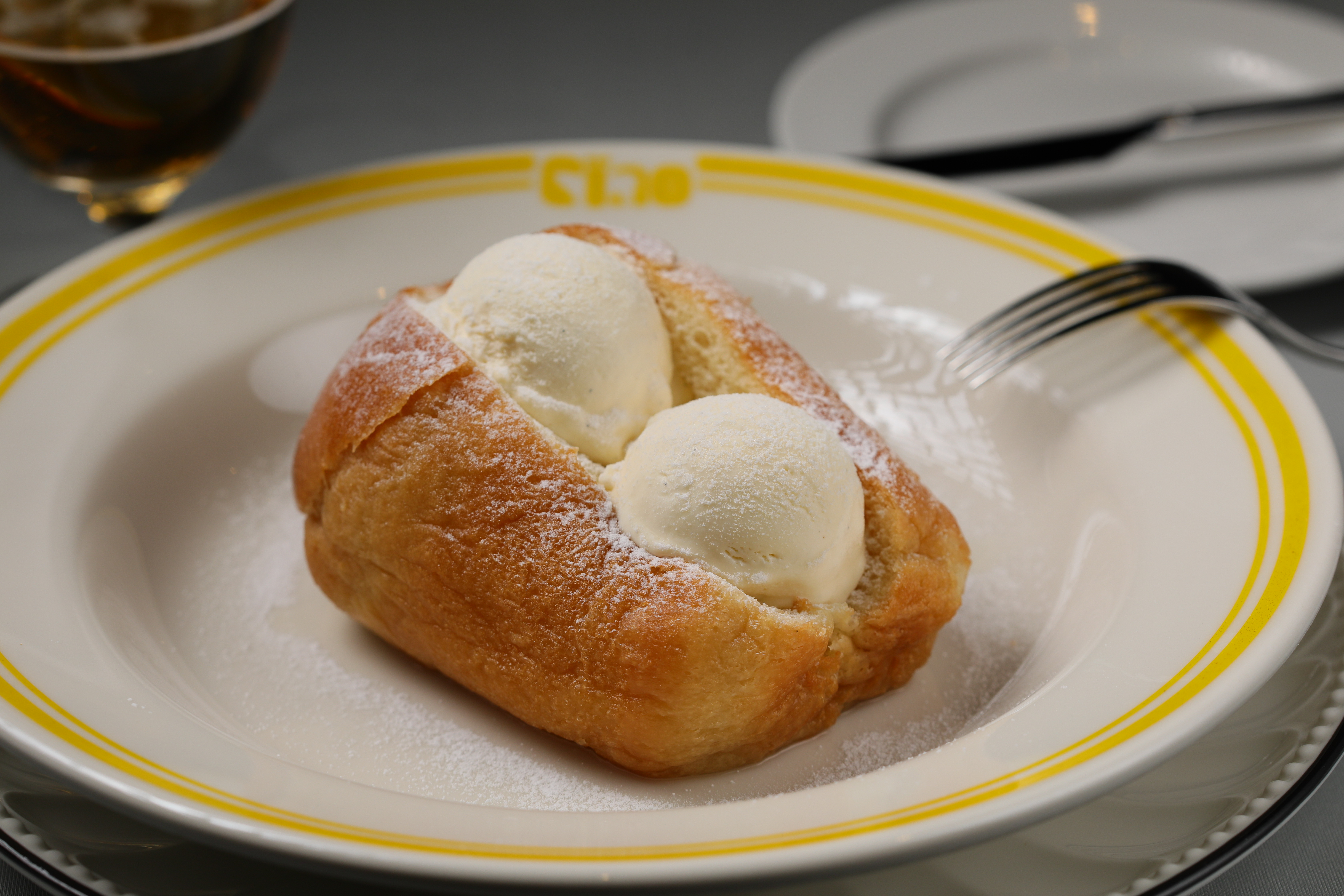Rum baba是歐洲傳統點心「蘭姆巴巴」，口感濕潤，帶著蘭姆酒與奶油香氣。