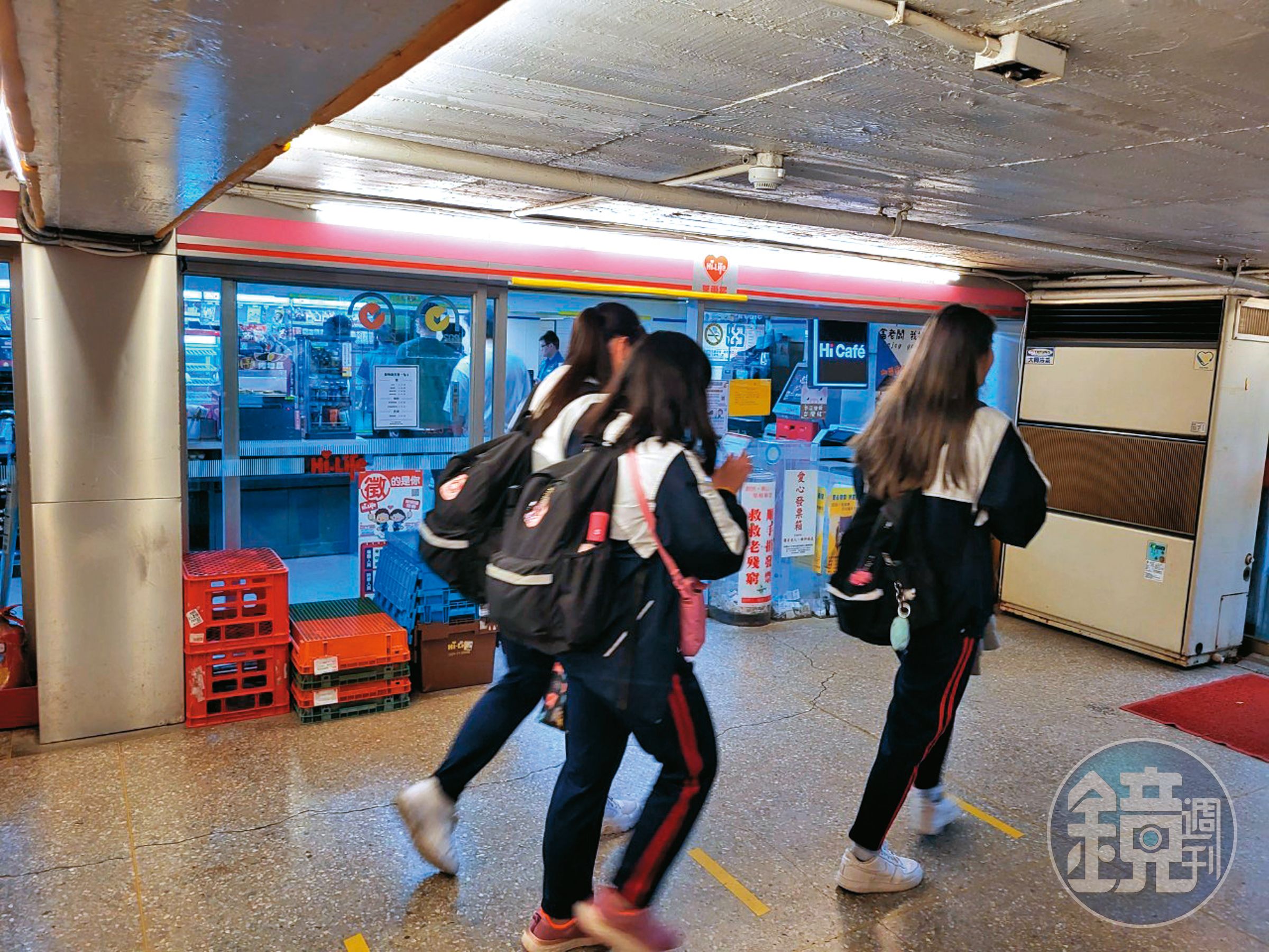 大同大學的美食街餐廳室內高度明顯不足,不少學生幾乎快頂到天花板。
