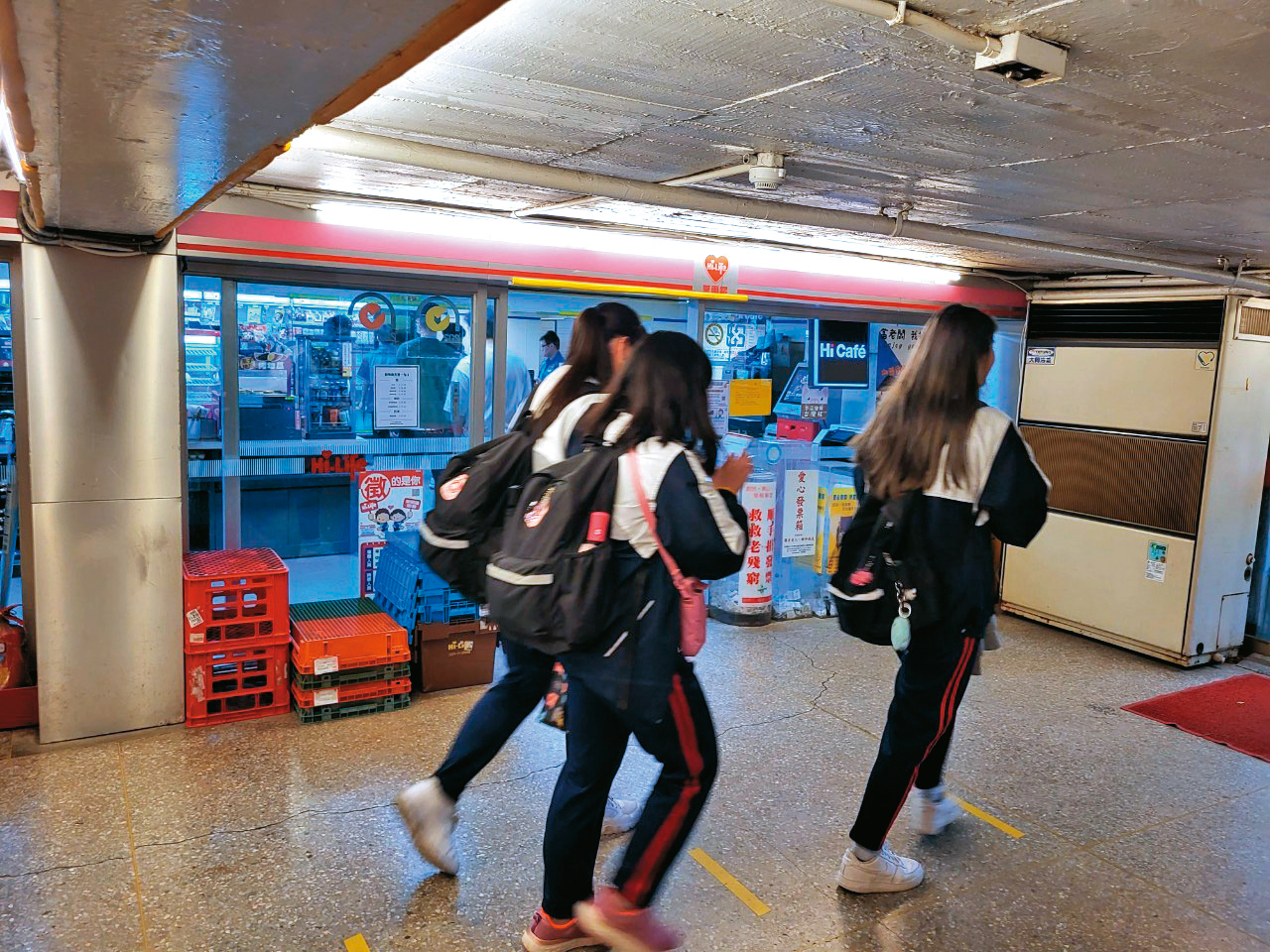 大同大學的美食街餐廳室內高度明顯不足,不少學生幾乎快頂到天花板。