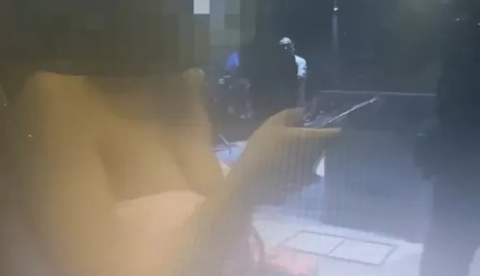 一名25歲王姓女子到男模店賒帳，被警方帶回派出所，怎料卻在警局大鬧。（翻攝畫面）