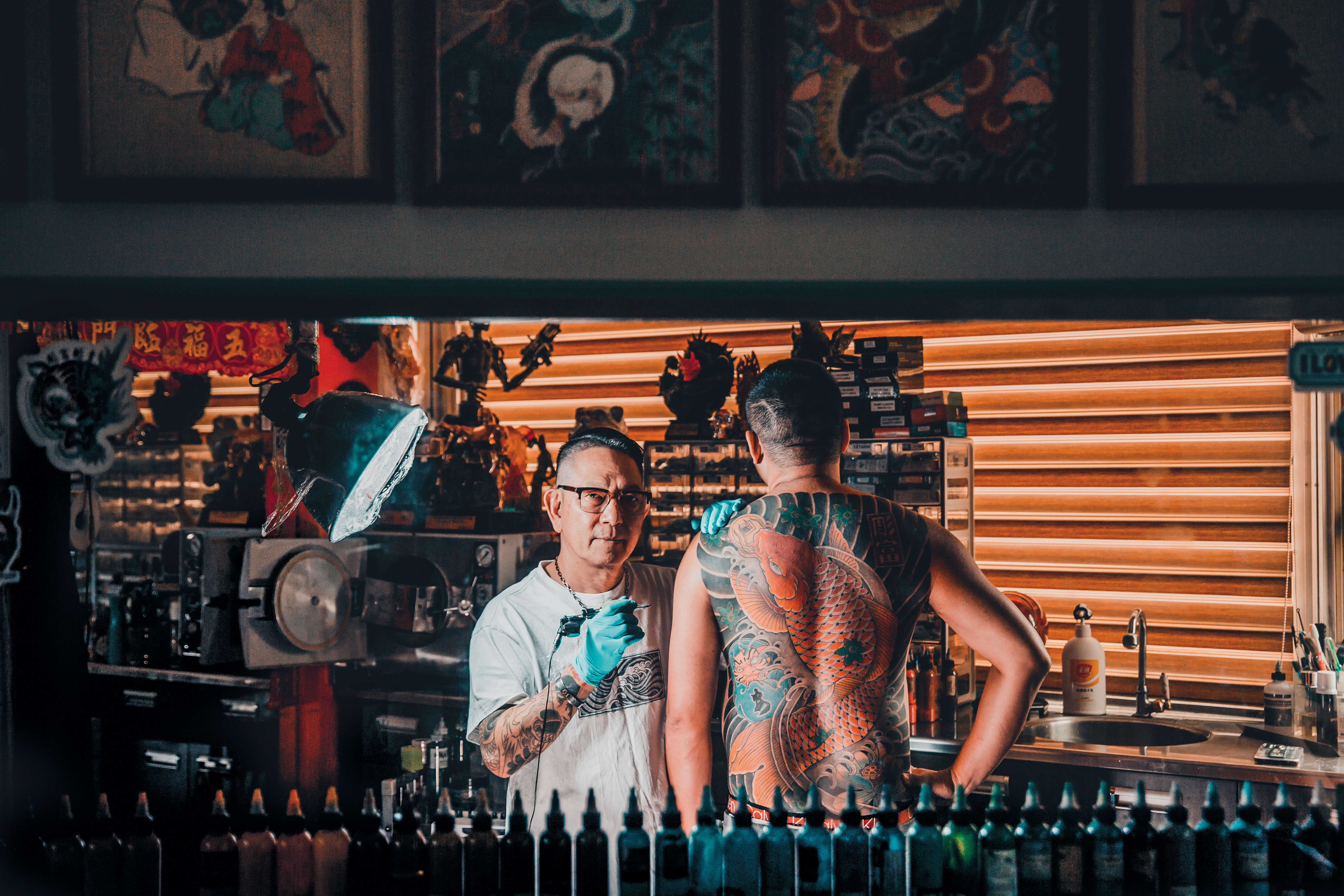 刺青超過40年的富哥，擅長日式傳統風格，並融入台式廟宇元素，在業界屬教父級刺青師。