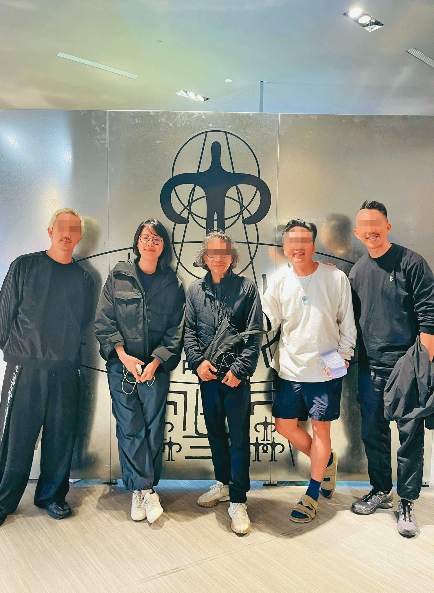 孫正華(左二)現身台北時裝週,就算已經淡出演藝圈,仍常在公開場合看到她身影。(翻攝自Hao Chun Hung 臉書)
