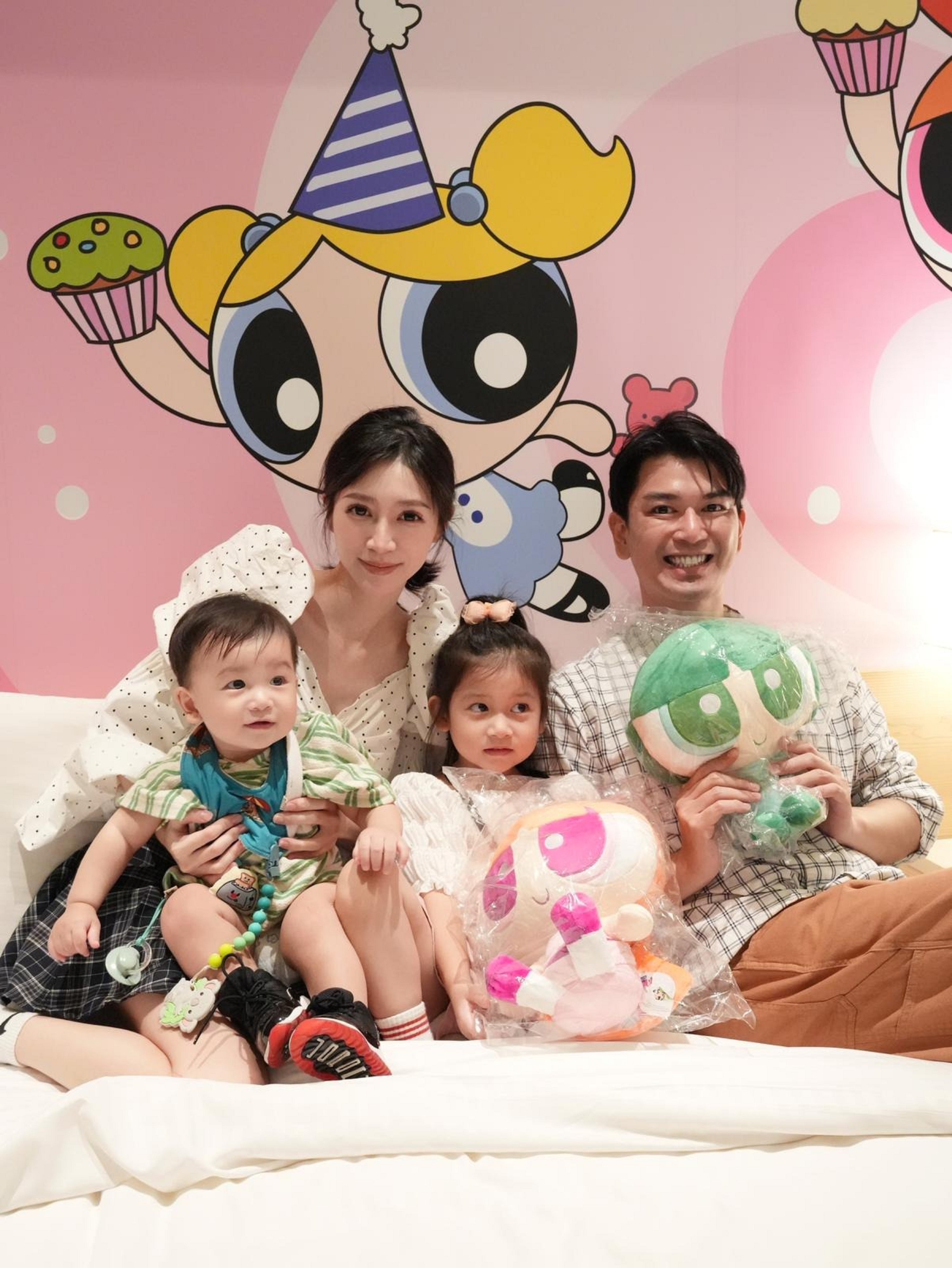 潘逸安（右）和老婆Vivian（左2）安排活動維繫全家感情。（艾迪昇傳播提供）