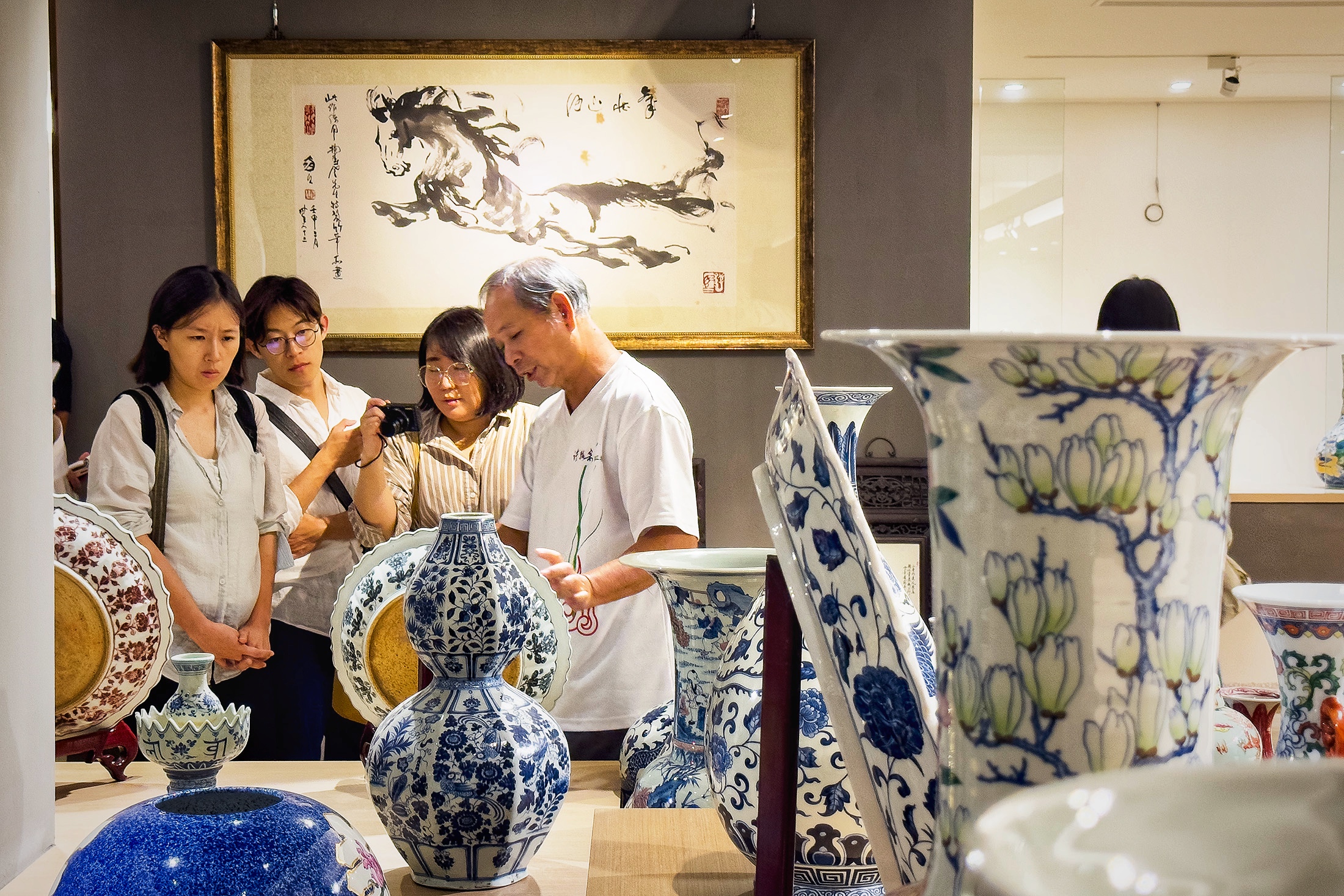 邁入第三屆的鶯歌產地開放日，將能走進台灣國寶級大師許朝宗的陶藝工作室，還有機會欣賞他精湛的手繪創作。