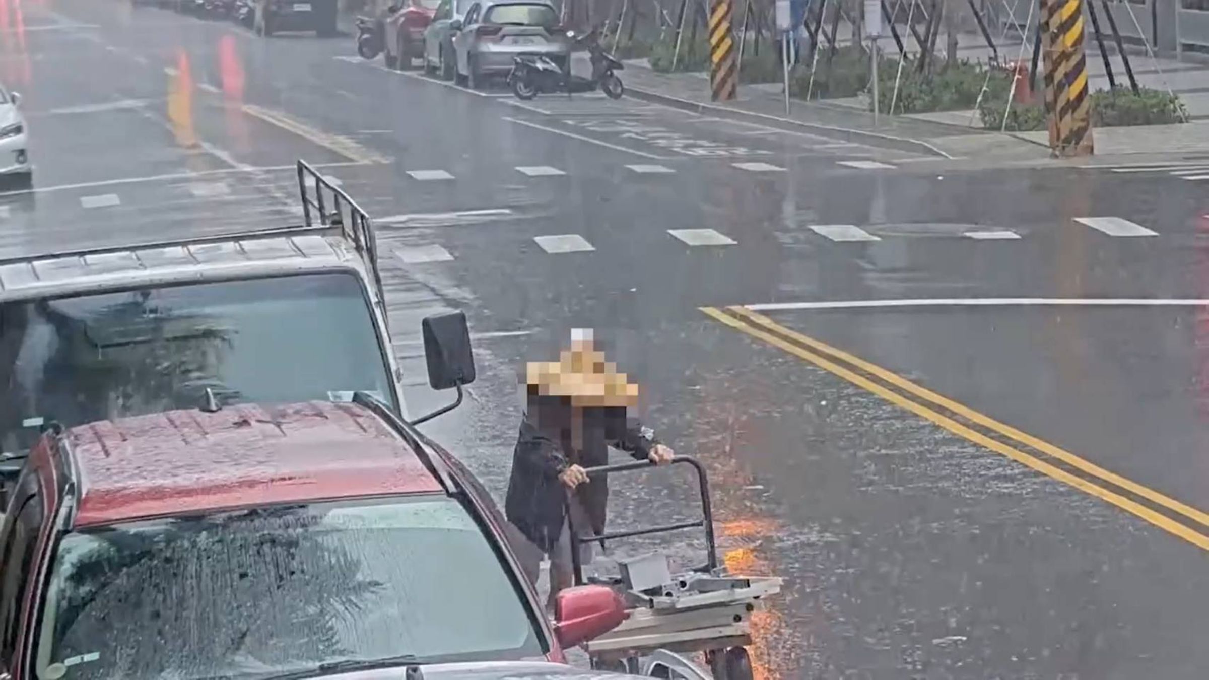 老翁在雨中多次推推車來回搬運桌子零件變賣，過程全被錄下。（翻攝畫面）