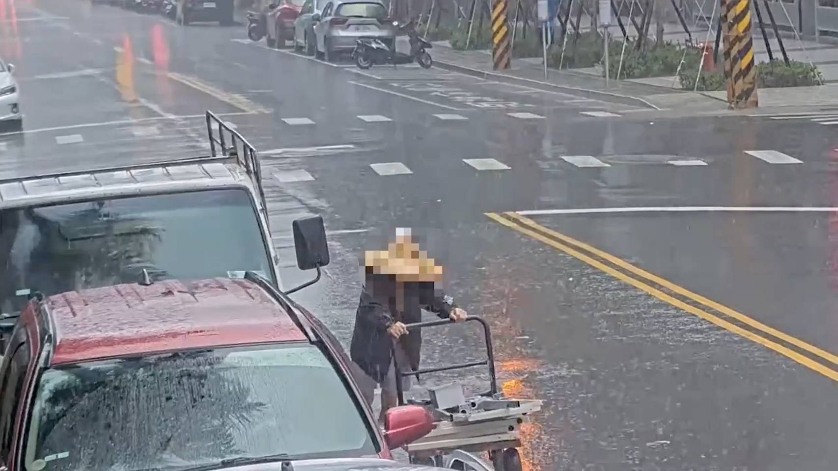 老翁在雨中多次推推車來回搬運桌子零件變賣，過程全被錄下。（翻攝畫面）