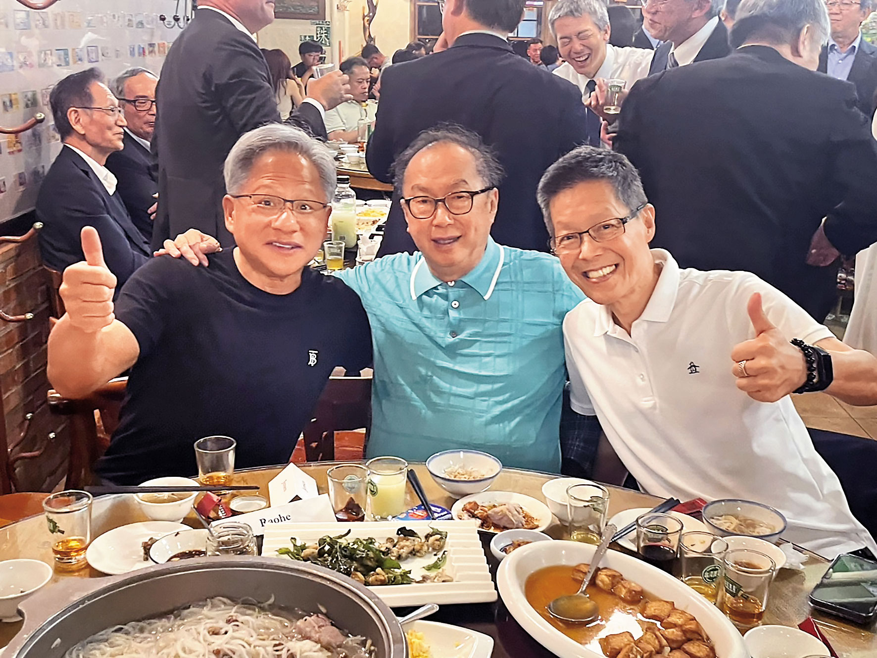 黃仁勳（左）在兆元宴中與林百里（中）和楊麒令（右）合照，展現緊密的合作關係。（讀者提供）