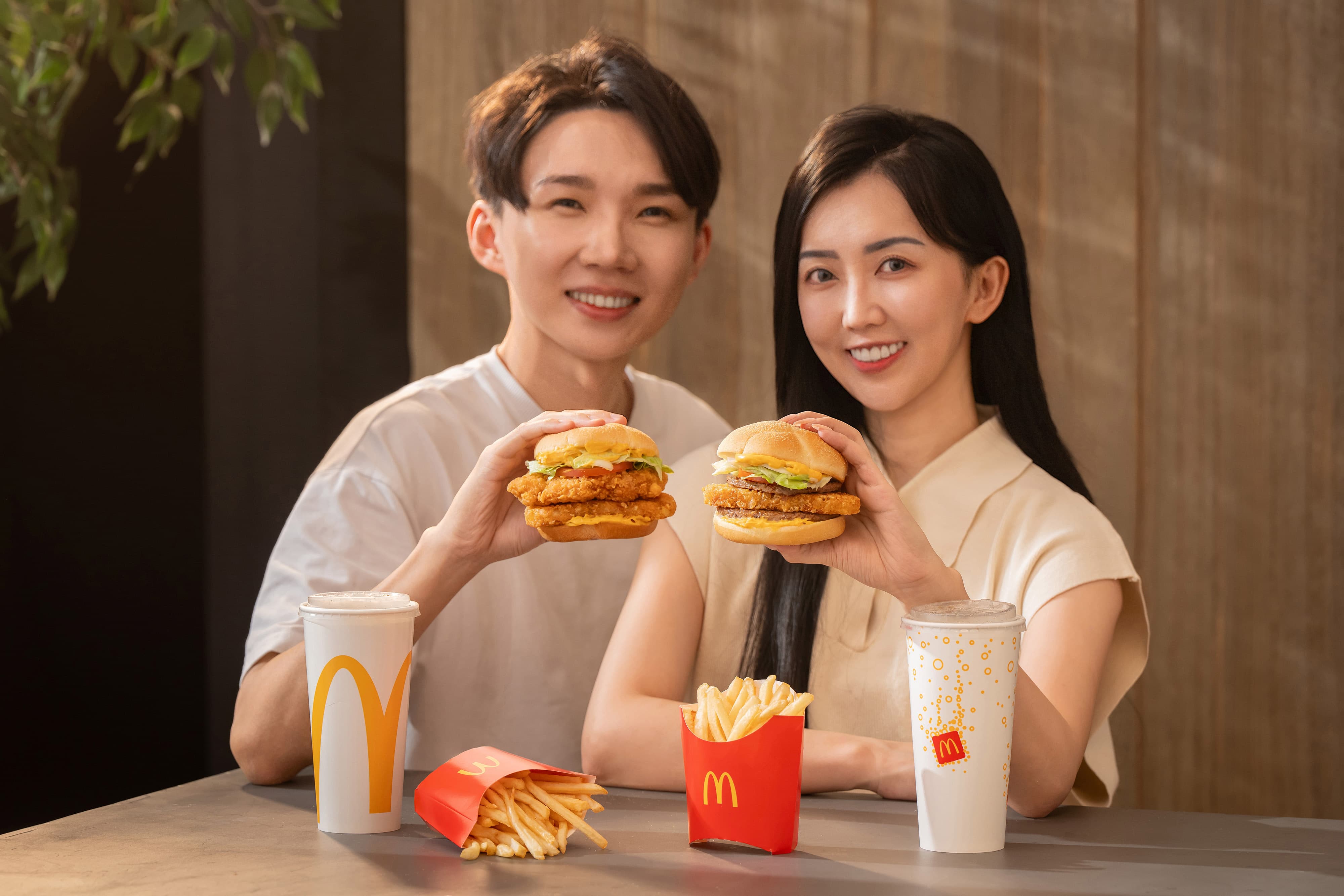 麥當勞「道地美式起司堡系列」  10/8起限期登場 起司脆薯雙牛堡經典回歸   推全新起司脆薯辣鷄堡 慶祝歡樂送全新升級   10/15起「小麥麥家家酒2.0特餐」萌趣登場 酸酸甜甜「藍莓卡士達雙餡派」  15日同步好評回歸